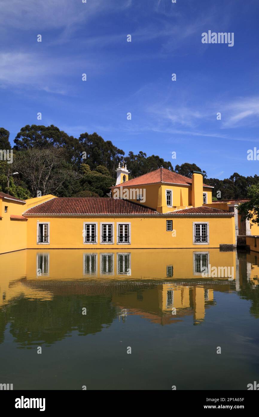 Portugal, Lissabon, Oeiras. Historische Schießpulverfabrik. Die Villa spiegelt sich im Gartenteich vor einem tiefen blauen Himmel mit Zirruswolken wider Stockfoto