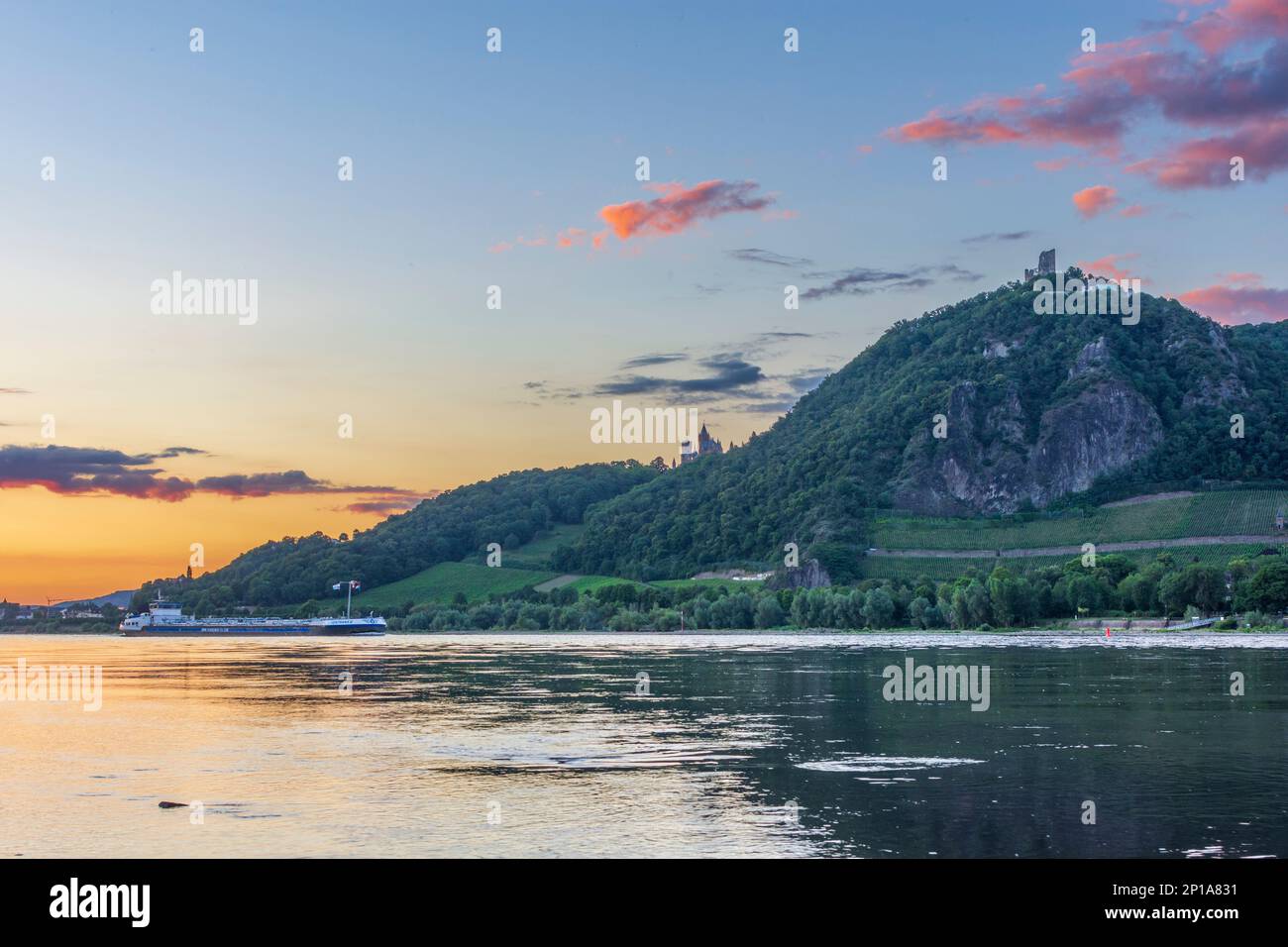 k-nigswinter-berg-drachenfels-im-siebengebirge-mit-schloss-drachenburg
