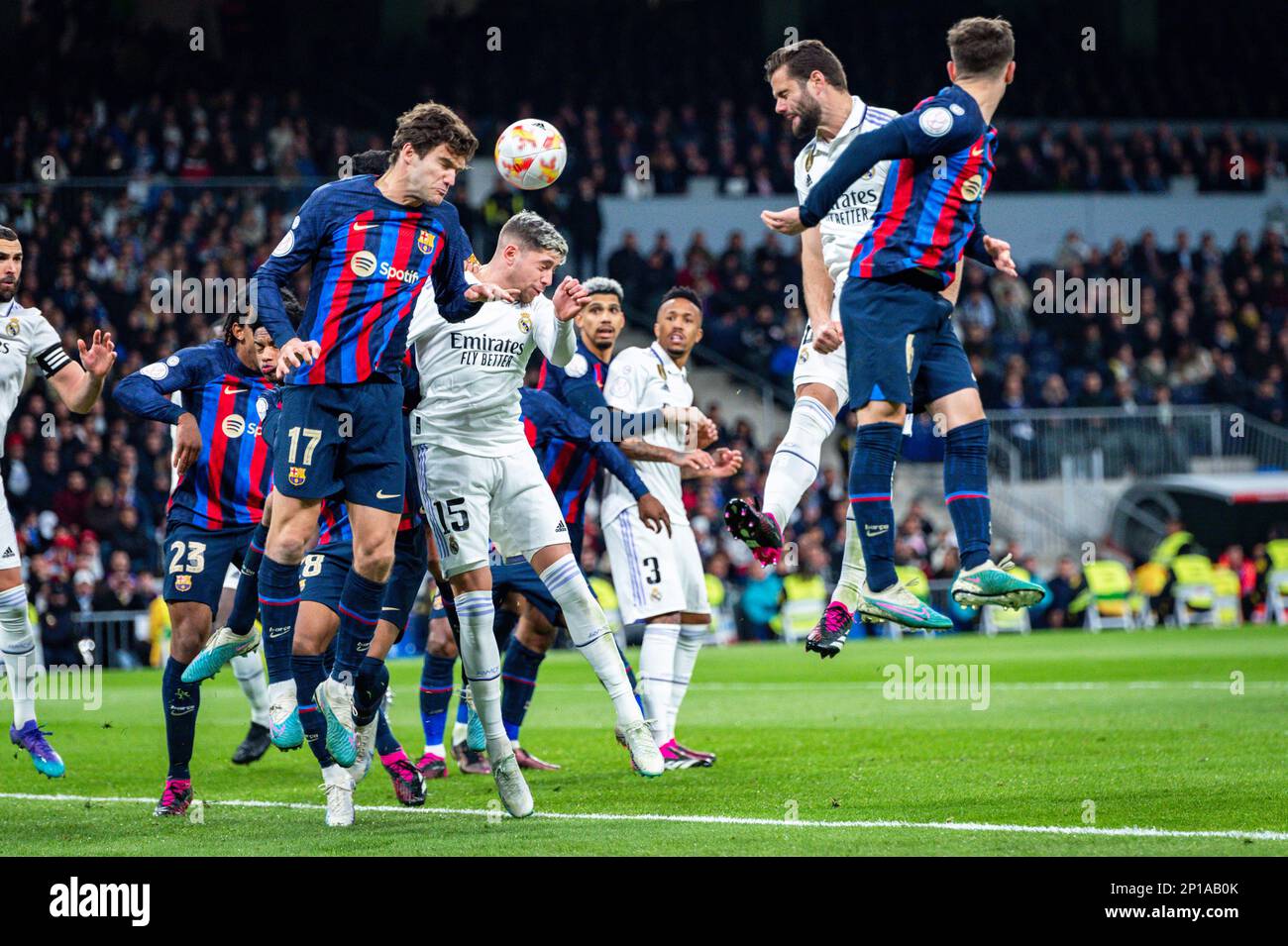 Marcos Alonso (Barcelona), Nacho (Real Madrid) und Federico Valverde (Real Madrid) in Aktion während des Fußballspiels zwischen&#XA;Real Madrid und Bar Stockfoto