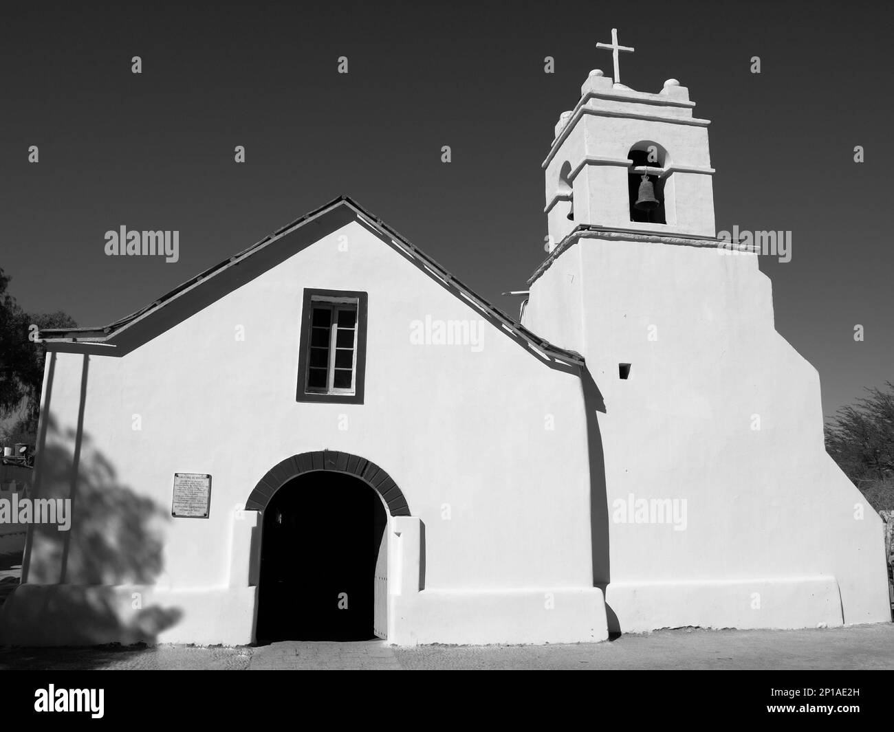 Kleine weiße Kolonialkirche St. Peter, San Pedro de Atacama, Chile. Schwarzweiß-Bild. Stockfoto