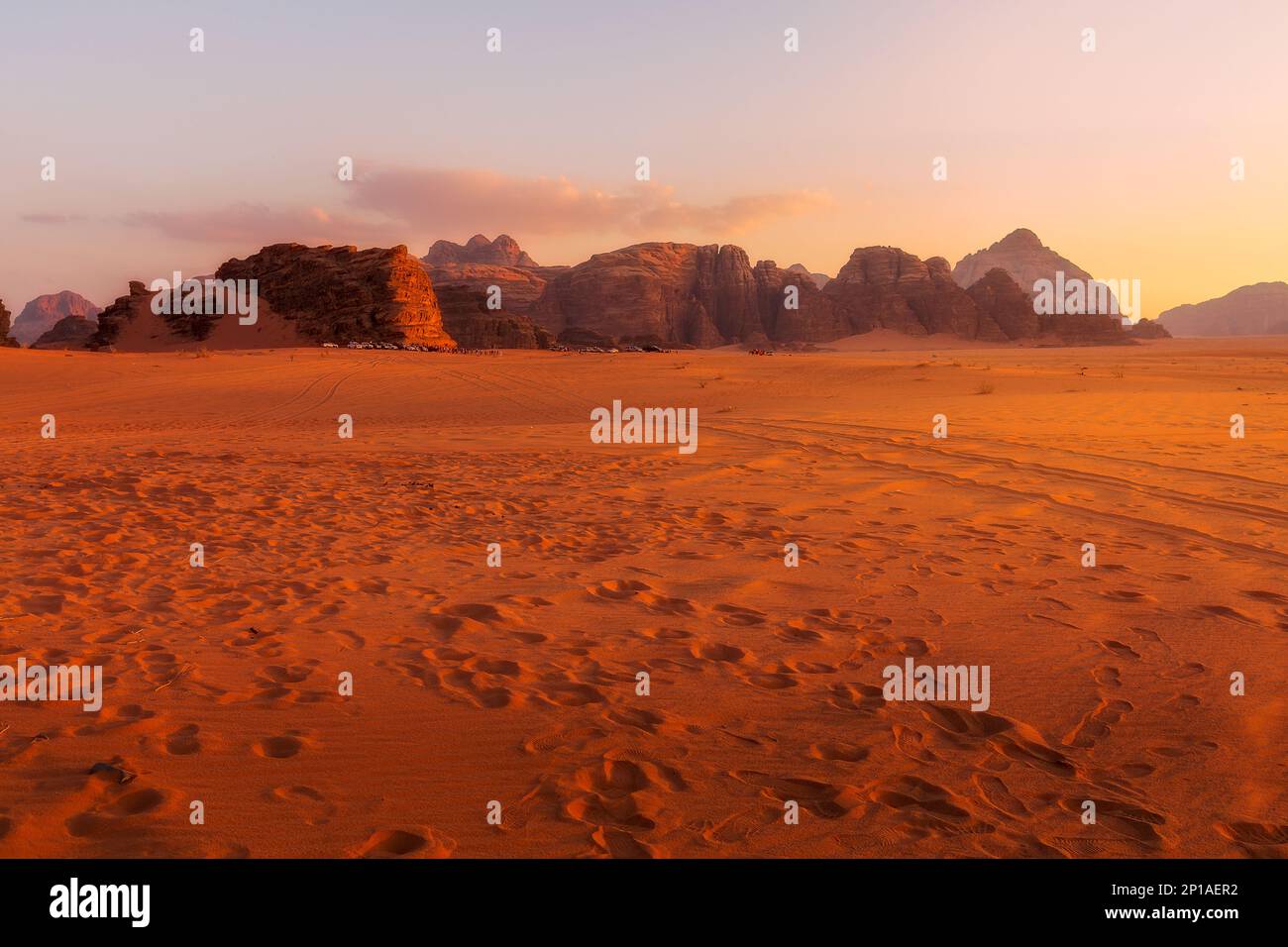 Wadi Rum, Jordanien. Die orangefarbene Sandwüstenlandschaft und die Sandsteinberge bei Sonnenuntergang Stockfoto