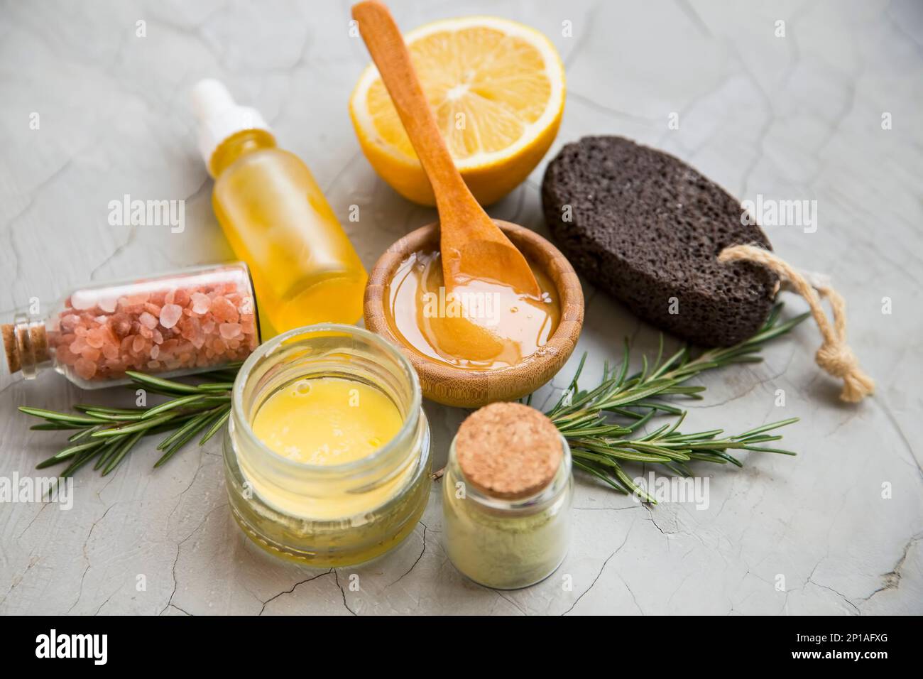 Natürliche Spa- und Hautpflegeprodukte mit manuka Honig, Rosmarin, Ölen und Balsam, saubere natürliche Hautpflegeprodukte, hausgemachte Hautpflege Stockfoto