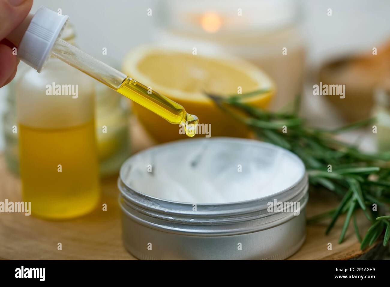 Aromatherapie-Öl, Hautpflegeprodukte, Beauty-Wellness-Setting mit Aromatherapie- und Massageöl Stockfoto