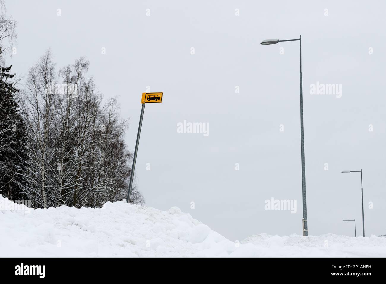 Bushaltestelle außerhalb der Stadt im Winter an einem bewölkten Tag irgendwo in Finnland Stockfoto