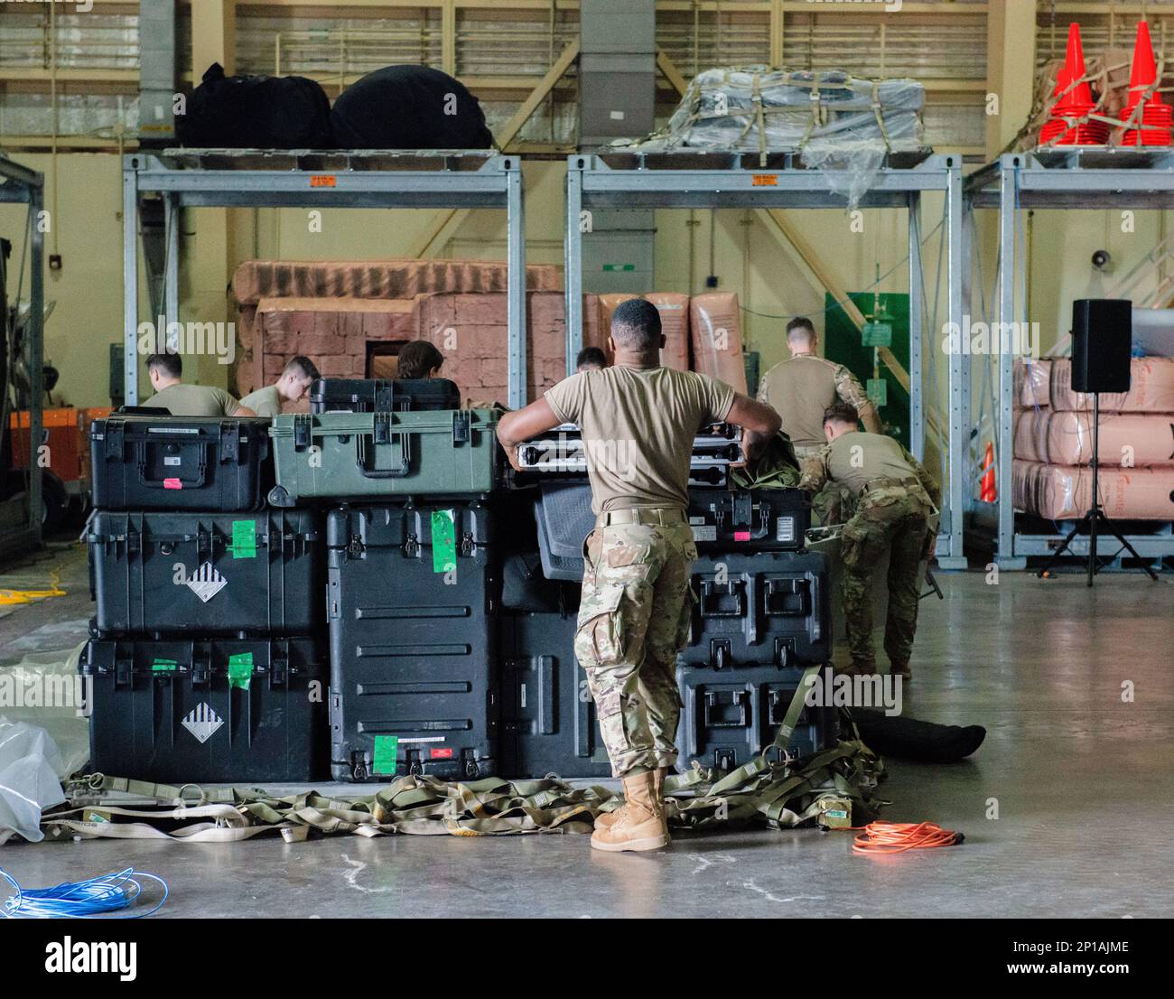 USA Flugzeuge arbeiten zusammen, um Kommunikationsgeräte während des Trainings Tiger auf dem Luftwaffenstützpunkt Muniz, Puerto Rico, am 14. Februar 2023 zu entladen. Forward Tiger konzentriert sich auf den entscheidenden Wert der Luftmobilität für die Erzielung einer agilen Kampfbeschäftigung. Stockfoto