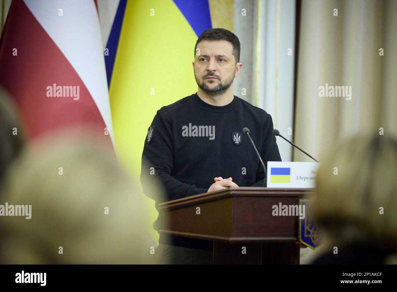 Lemberg, Ukraine. 03. März 2023. Der ukrainische Präsident Wolodymyr Zelenskyy hört auf einer gemeinsamen Pressekonferenz mit dem lettischen Präsidenten Egils Levitson, der am 3. März 2023 in Lemberg (Ukraine) zu Besuch war, eine Frage. Kredit: Pool Photo/Pressestelle Des Ukrainischen Präsidenten/Alamy Live News Stockfoto