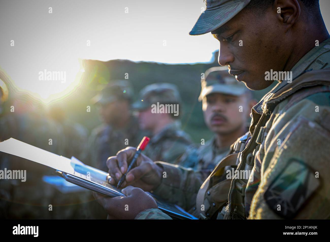 USA Soldaten der Army Reserve, die dem 335. Signal Command (Theater) zugewiesen sind, nehmen am 2023 HHC Best Warrior Competition im Camp Pendleton in San Diego, Kalifornien, Teil. Vom 5. Bis 11. Februar 2023. Diese Soldaten aus unserem Kommando nahmen an einer fünftägigen Herausforderung Teil, um zu bestimmen, wer den Titel des besten Kriegers nach Hause bringen würde. Stockfoto