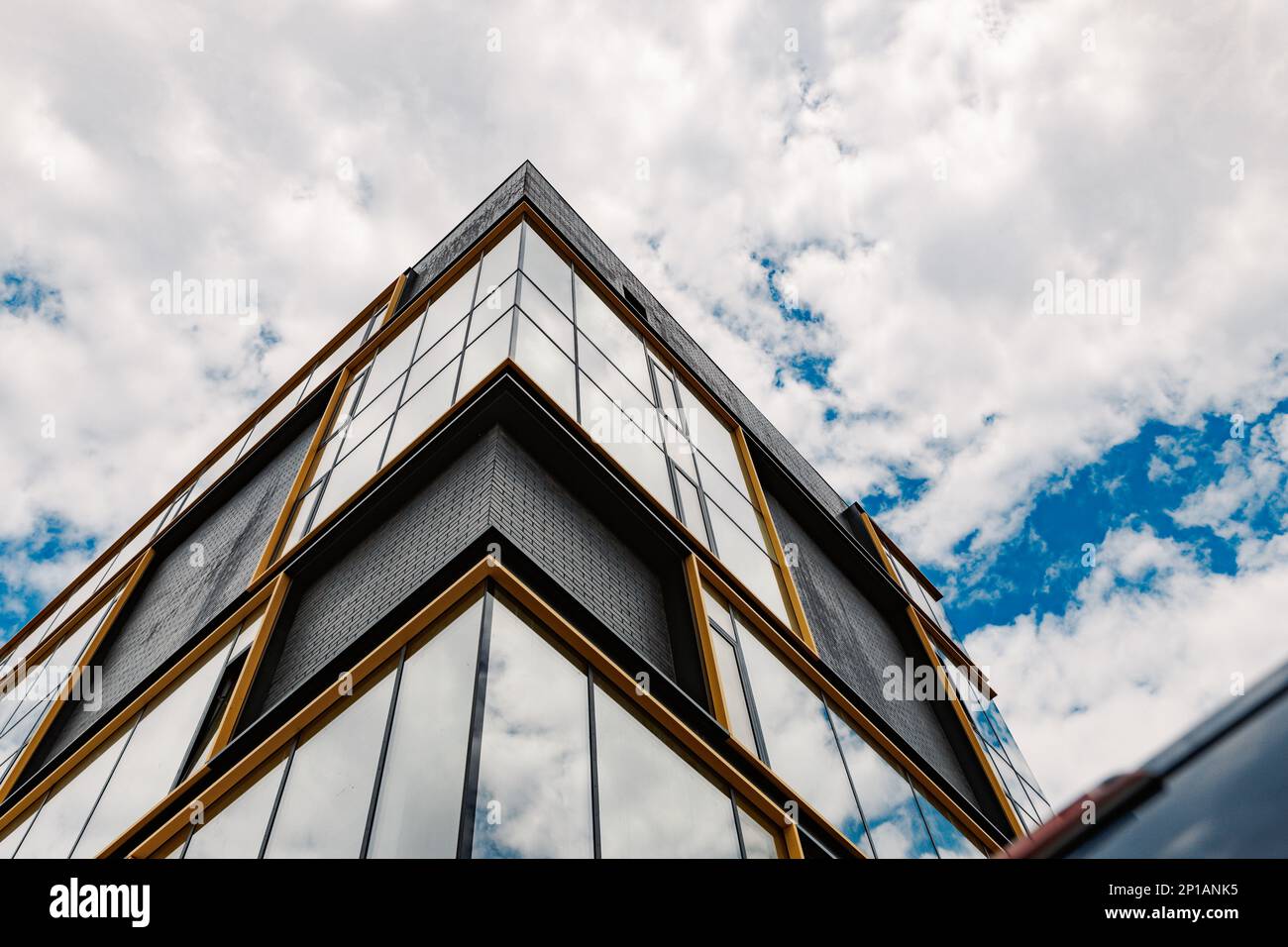 Neues Bürogebäude mit blauem Himmel im Hintergrund Stockfoto