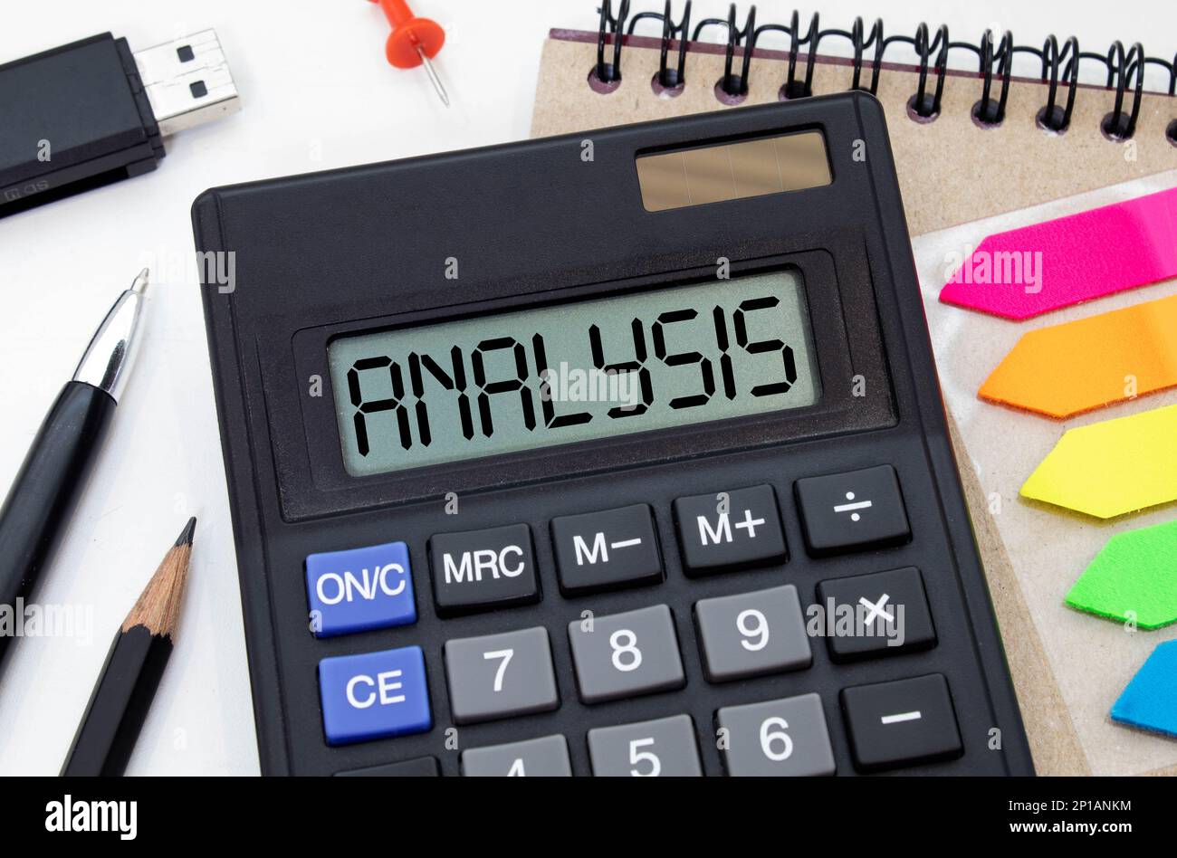 Holzblöcke mit dem Wort Analyse. Analytische Recherche. Forecasting Prozesse und -optimierung. SWOT, PEST-Analyse Stockfoto