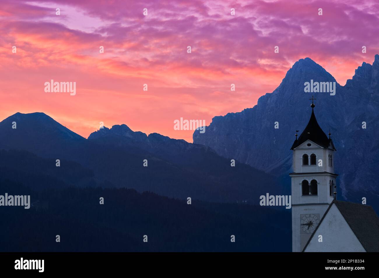 Dolomites Church Colle Santa Lucia at sunrise, Alps, Italy Stockfoto