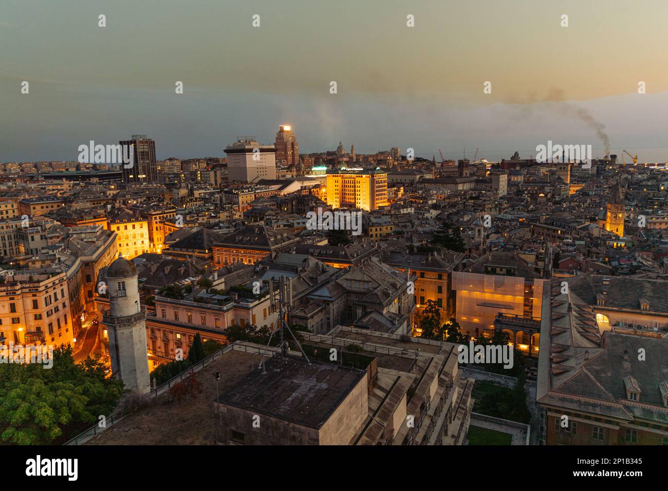 Genua, 27. Oktober 2021 atemberaubender Panoramablick aus der Vogelperspektive auf den Hafen von Genua am Abend Stockfoto