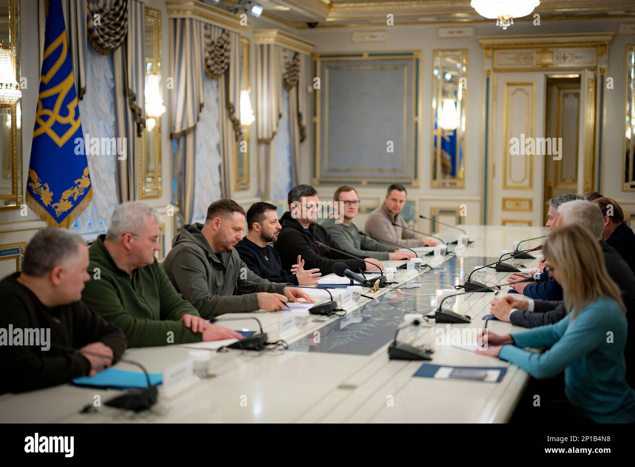 Kiew, Ukraine. 28. Februar 2023. Der ukrainische Präsident Volodymyr Zelenskyy, Left, und die Delegation halten während eines Treffens mit dem Generalsekretär der Organisation für wirtschaftliche Zusammenarbeit und Entwicklung, Mathias Cormann, Right, im Mariinsky-Palast am 28. Februar 2023 in Kiew, Ukraine, Bemerkungen ab. Kredit: Pool Photo/Pressestelle Des Ukrainischen Präsidenten/Alamy Live News Stockfoto