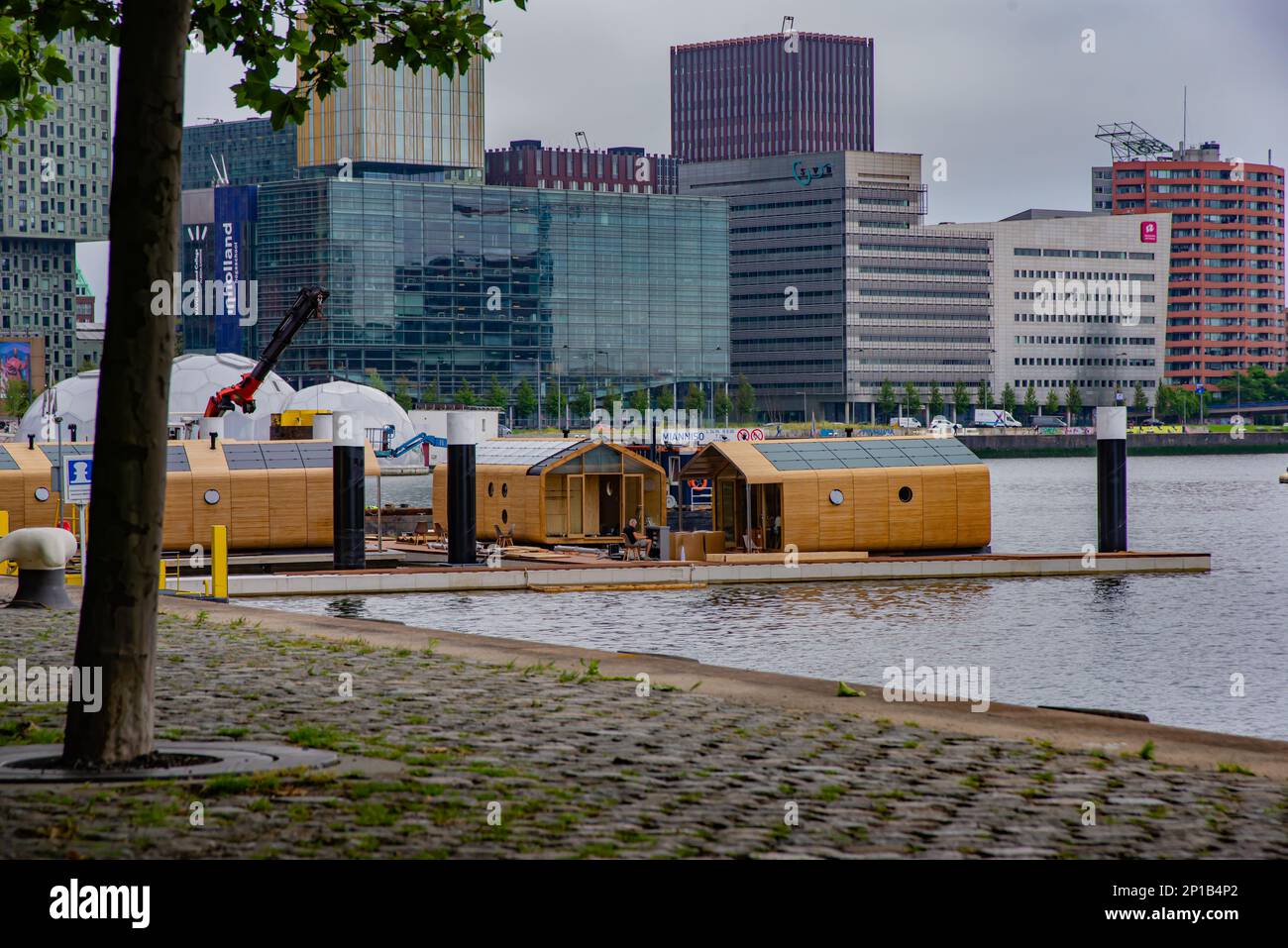 29. Juni 2021 Rotterdam; Niederlande; moderne Architektur im Hafen von Rotterdam am Südufer der Neuen Maas Stockfoto