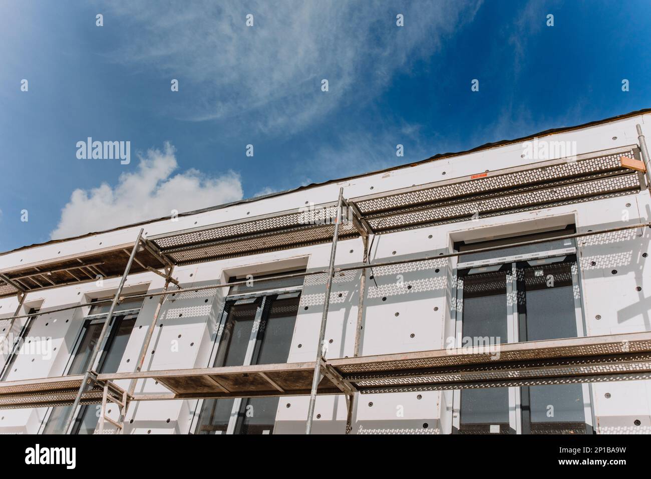 Gerüste an der Hotelfassade, modernes Gebäude im Bau - Stockfoto