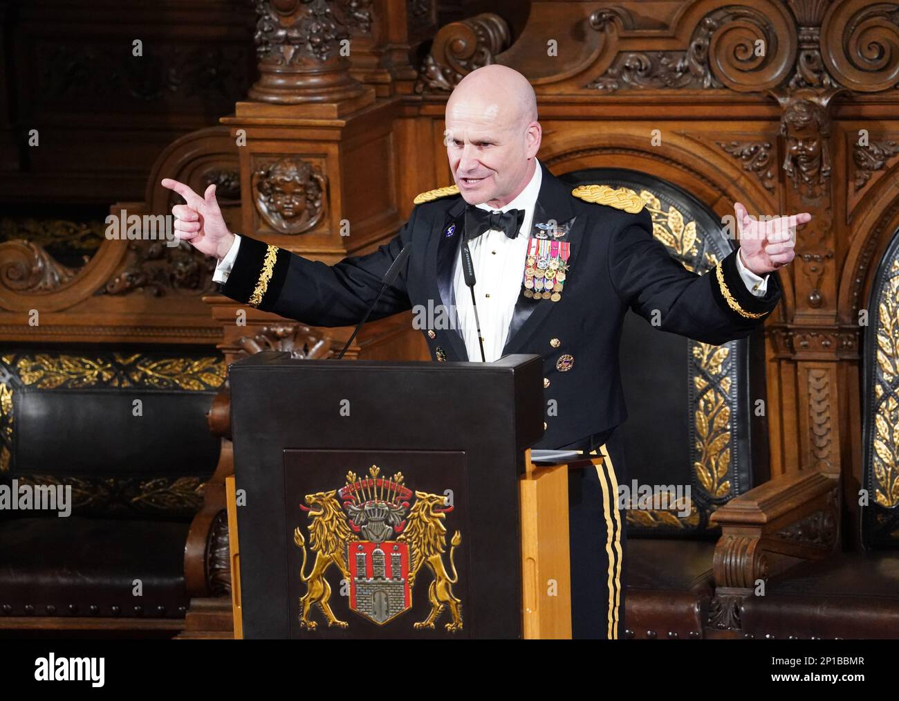 Hamburg, Deutschland. 03. März 2023. USA General Christopher Cavoli, Oberbefehlshaber der Nordatlantikvertrags-Organisation (NATO), spricht im Großen Bankettsaal während der traditionellen Matthiae-Mahlzeit im Rathaus. Das Matthiae-Essen gilt als das älteste Gastbankett, das noch heute in der Welt gefeiert wird. Kredit: Marcus Brandt/dpa/Alamy Live News Stockfoto