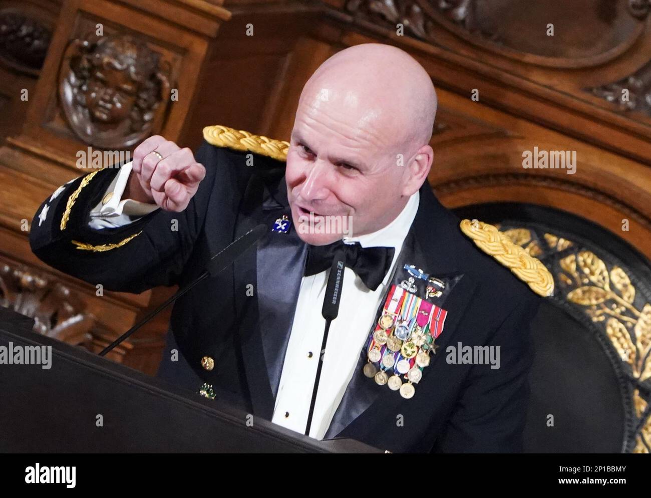 Hamburg, Deutschland. 03. März 2023. USA General Christopher Cavoli, Oberbefehlshaber der Nordatlantikvertrags-Organisation (NATO), spricht im Großen Bankettsaal während der traditionellen Matthiae-Mahlzeit im Rathaus. Das Matthiae-Essen gilt als das älteste Gastbankett, das noch heute in der Welt gefeiert wird. Kredit: Marcus Brandt/dpa/Alamy Live News Stockfoto