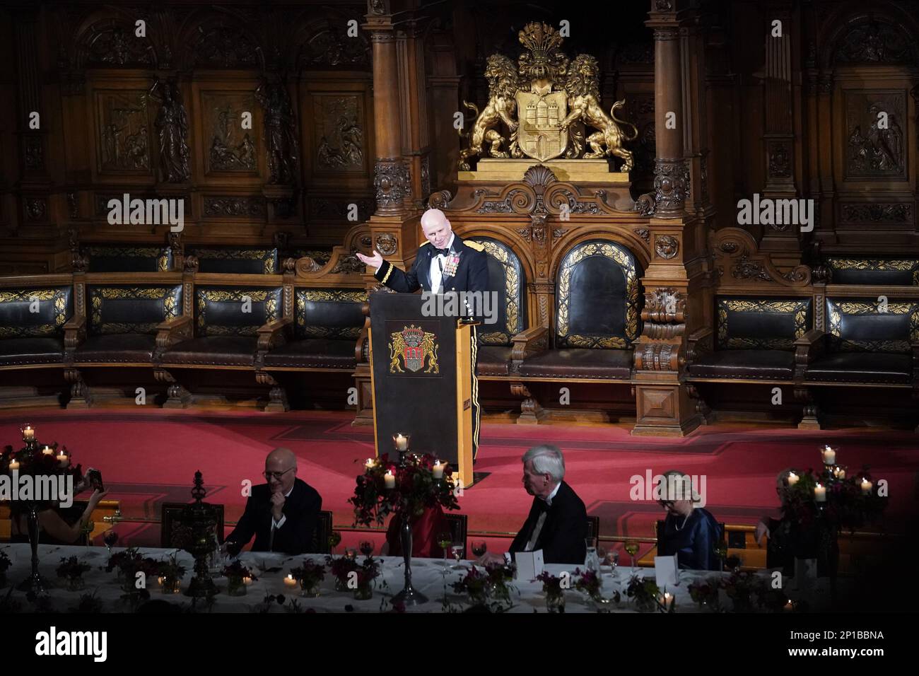 Hamburg, Deutschland. 03. März 2023. USA General Christopher Cavoli, Oberbefehlshaber der Nordatlantikvertrags-Organisation (NATO), spricht im Großen Bankettsaal während der traditionellen Matthiae-Mahlzeit im Rathaus. Das Matthiae-Essen gilt als das älteste Gastbankett, das noch heute in der Welt gefeiert wird. Kredit: Marcus Brandt/dpa/Alamy Live News Stockfoto