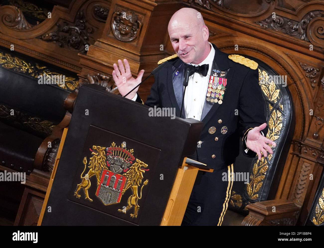 Hamburg, Deutschland. 03. März 2023. USA General Christopher Cavoli, Oberbefehlshaber der Nordatlantikvertrags-Organisation (NATO), spricht im Großen Bankettsaal während der traditionellen Matthiae-Mahlzeit im Rathaus. Das Matthiae-Essen gilt als das älteste Gastbankett, das noch heute in der Welt gefeiert wird. Kredit: Marcus Brandt/dpa/Alamy Live News Stockfoto