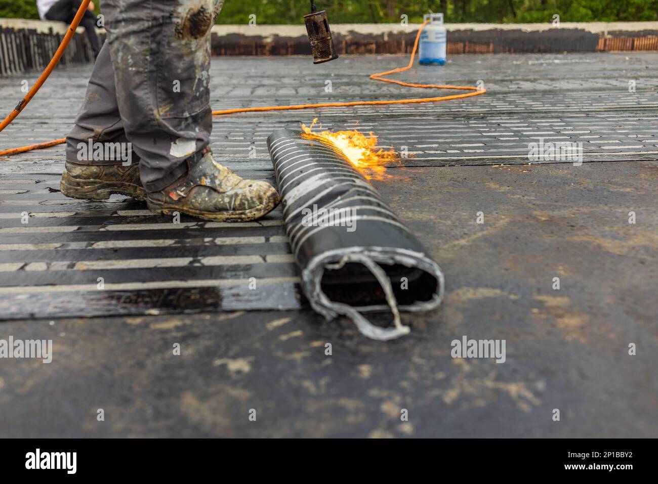 Details zum Abdichtungssystem mit bituminöser Membran und Installation auf Flachdach. Stockfoto