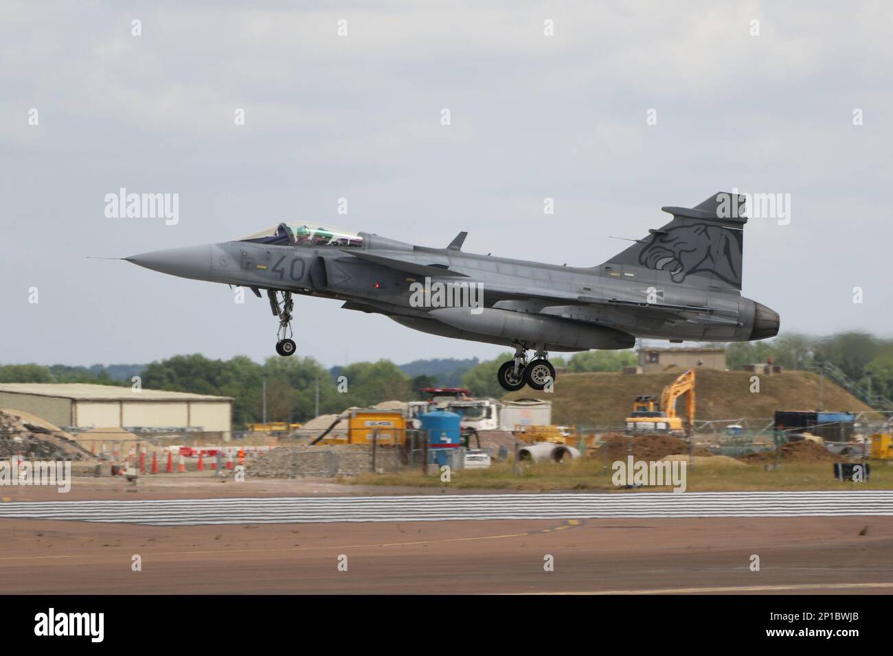 40, ein von der ungarischen Luftwaffe betriebener Saab JAS-39C Gripen, trifft für die Royal International Air Tattoo 2022 ein, die auf der RAF Fairford in Gloucestershire, England, stattfindet. Stockfoto