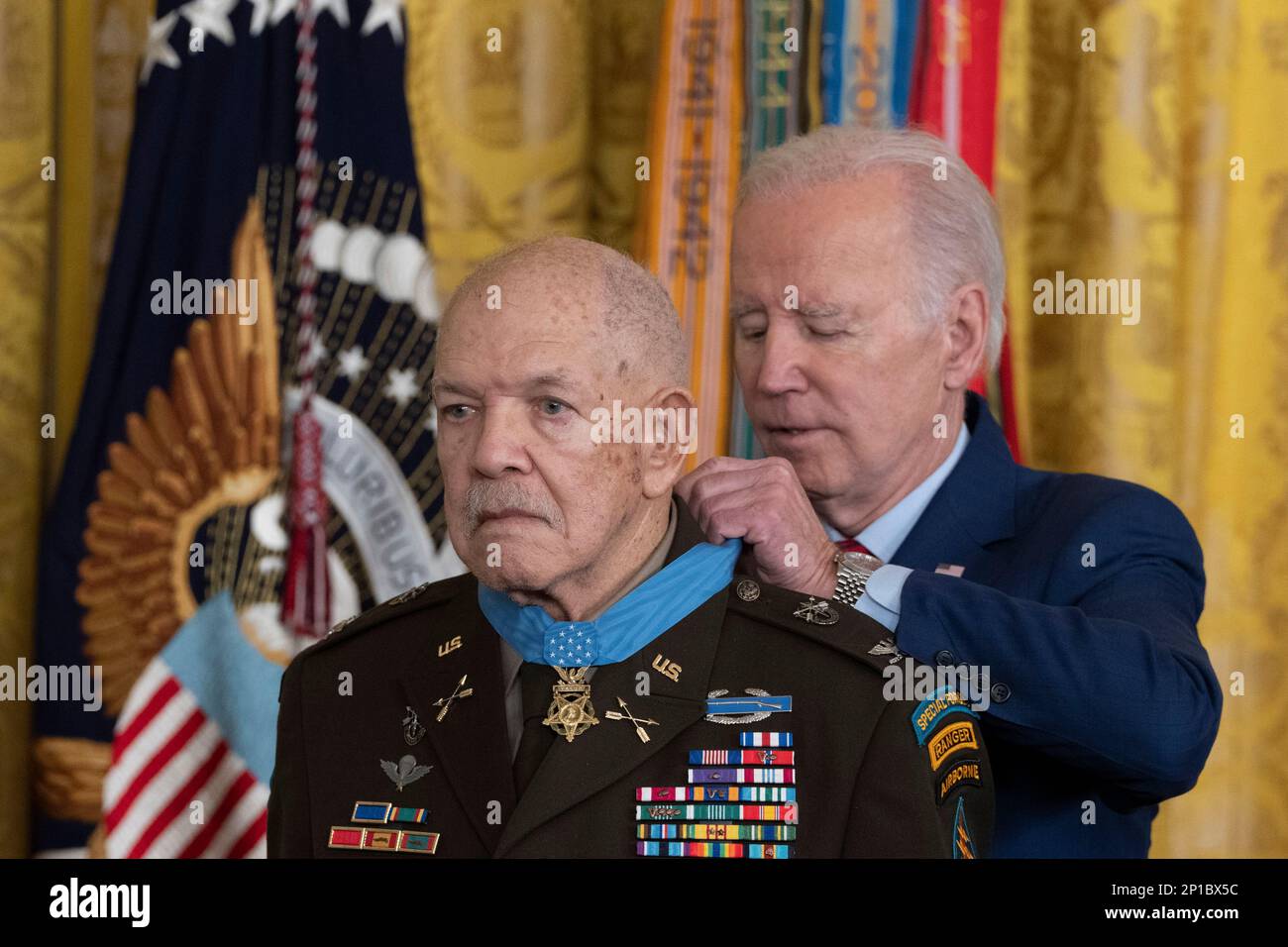 US-Präsident Joe Biden verleiht Ret die Ehrenmedaille. USA Oberst Paris Davis für Heldentum während des Vietnamkriegs im Weißen Haus in Washington, DC, am 3. März 2023. Kredit: Chris Kleponis/CNP/MediaPunch Stockfoto