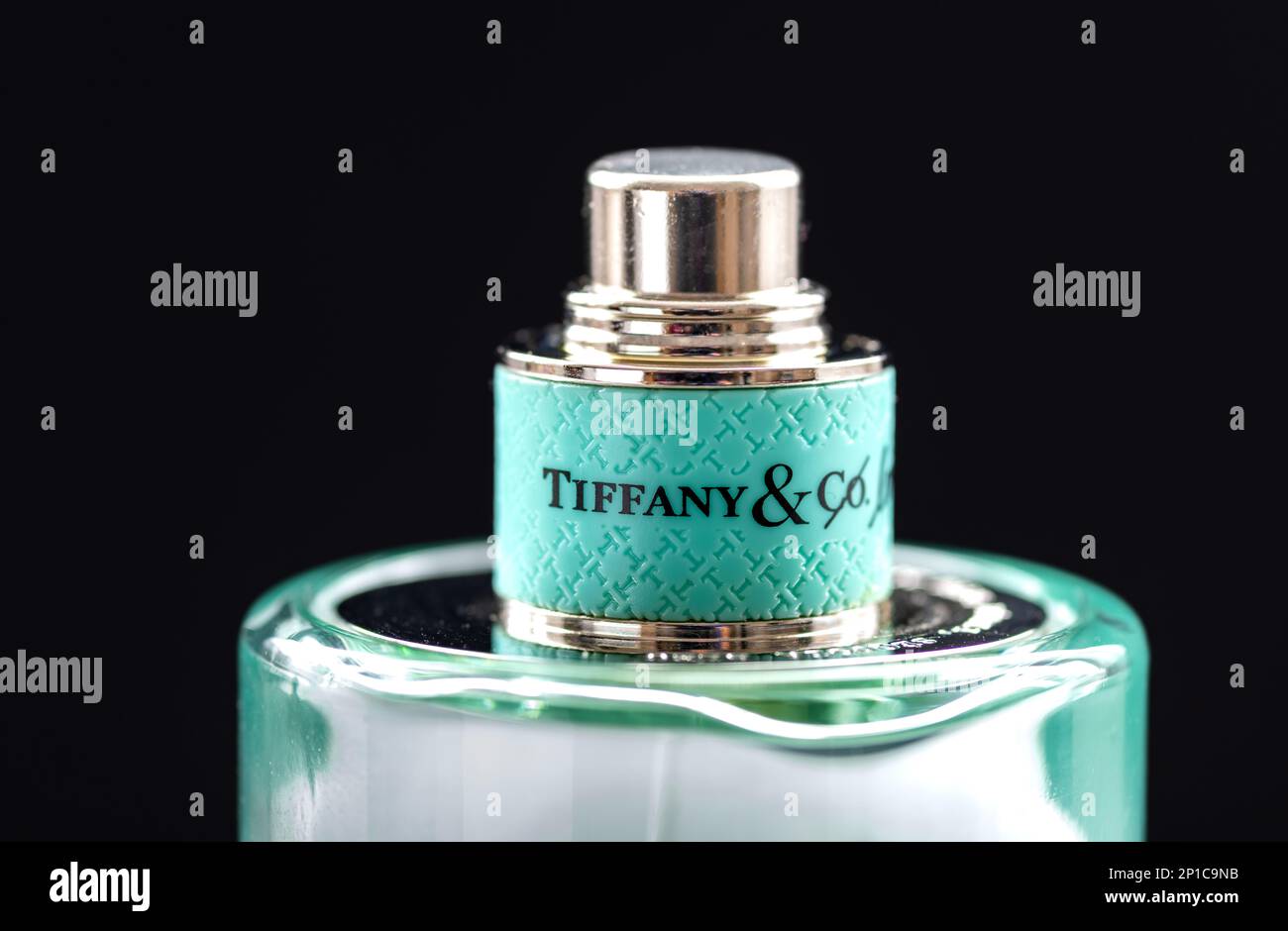 Nach London. GROSSBRITANNIEN - 03.01.2023. Nahaufnahme einer Flasche Parfüm von Tiffany und Co isoliert in Schwarz. Stockfoto