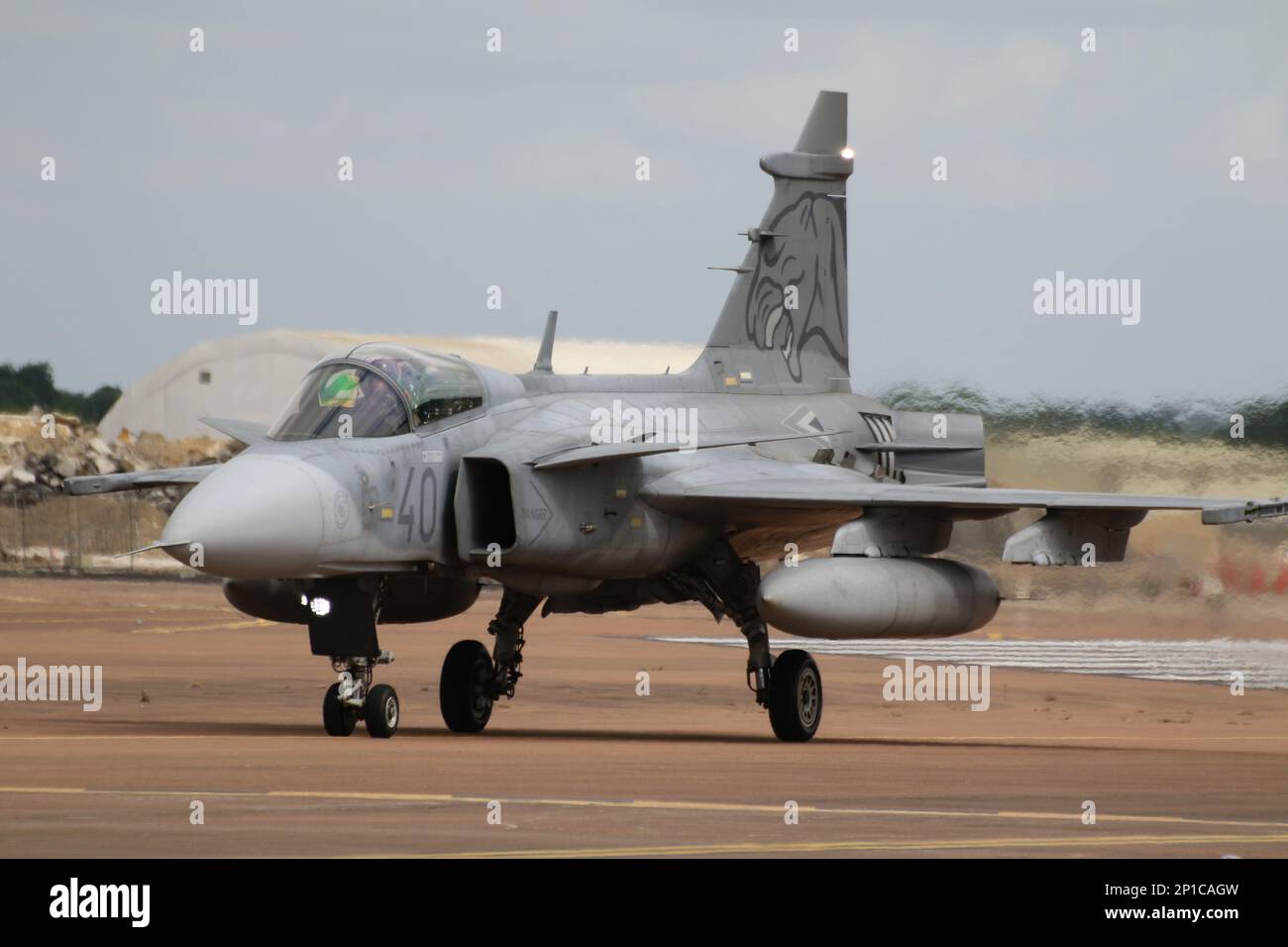 40, ein von der ungarischen Luftwaffe betriebener Saab JAS-39C Gripen, trifft für die Royal International Air Tattoo 2022 ein, die auf der RAF Fairford in Gloucestershire, England, stattfindet. Stockfoto