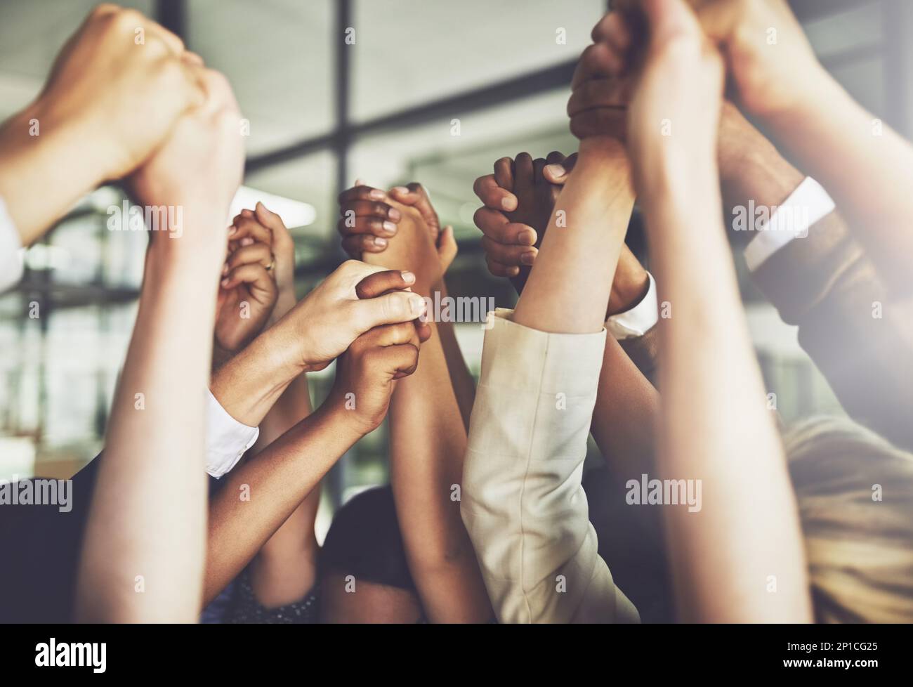 Gemeinsam können wir alles tun. Ausgeschnittene Aufnahme einer Gruppe von Geschäftsleuten, die sich die Hände hielten. Stockfoto