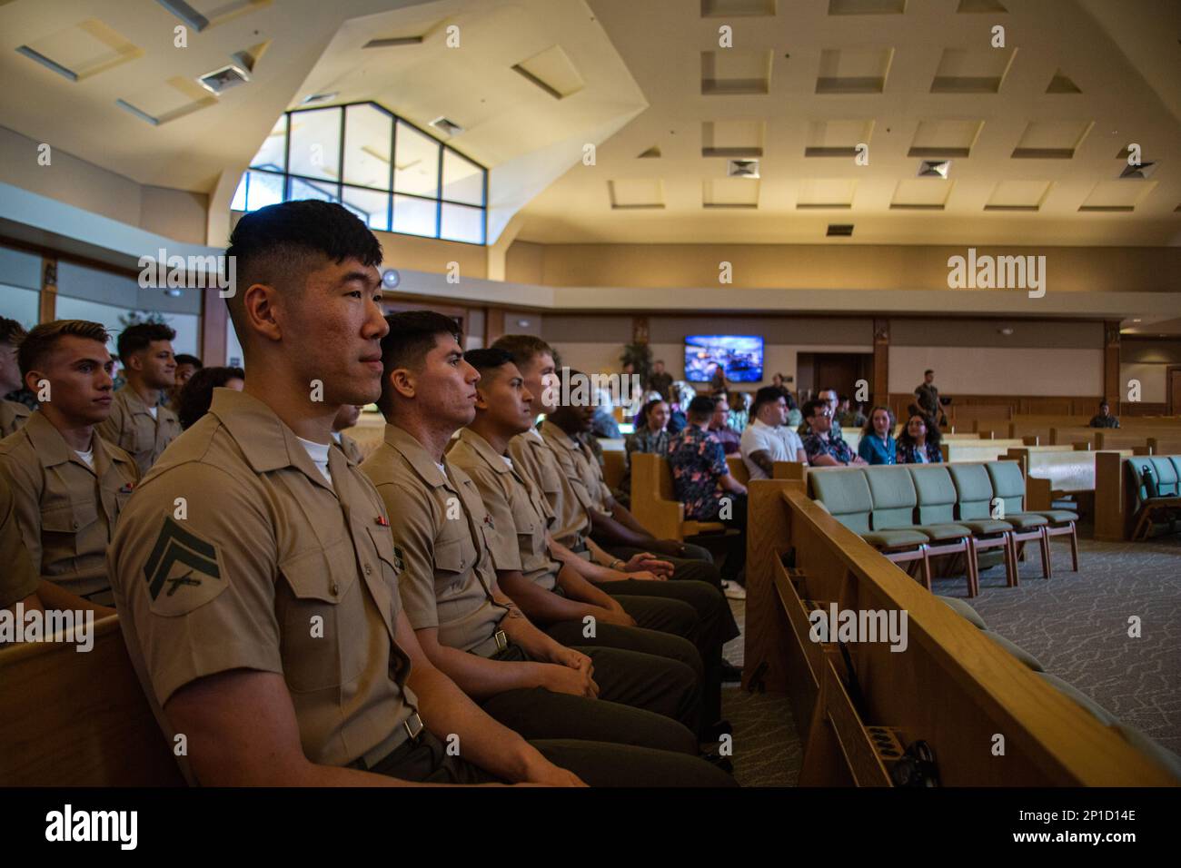 USA Marines nehmen am Hauptquartier-Bataillon-Corporals-Kurs 1-23 zur Abschlusszeremonie Teil, Marine Corps Base Hawaii, 10. Februar 2023. Der Kurs „Corporals“ soll Offizieren der Marine die Fähigkeiten und das Wissen vermitteln, die sie benötigen, um erfolgreiche Führungskräfte in kleinen Einheiten zu werden. Stockfoto