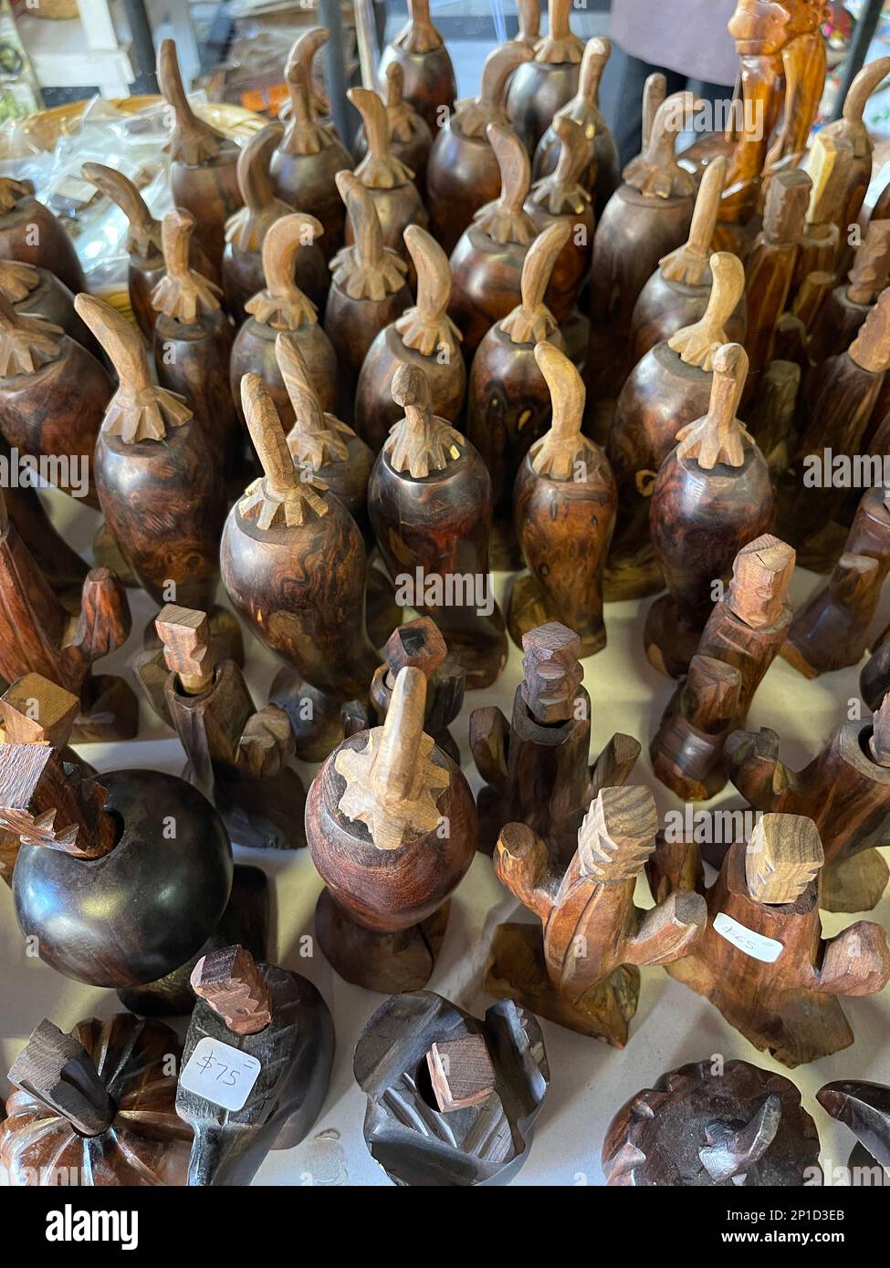 Handgeschnitzter Samenbrecher aus Holz zum Verkauf bei der Mercado Municipal in Hermosillo, Mexiko Stockfoto