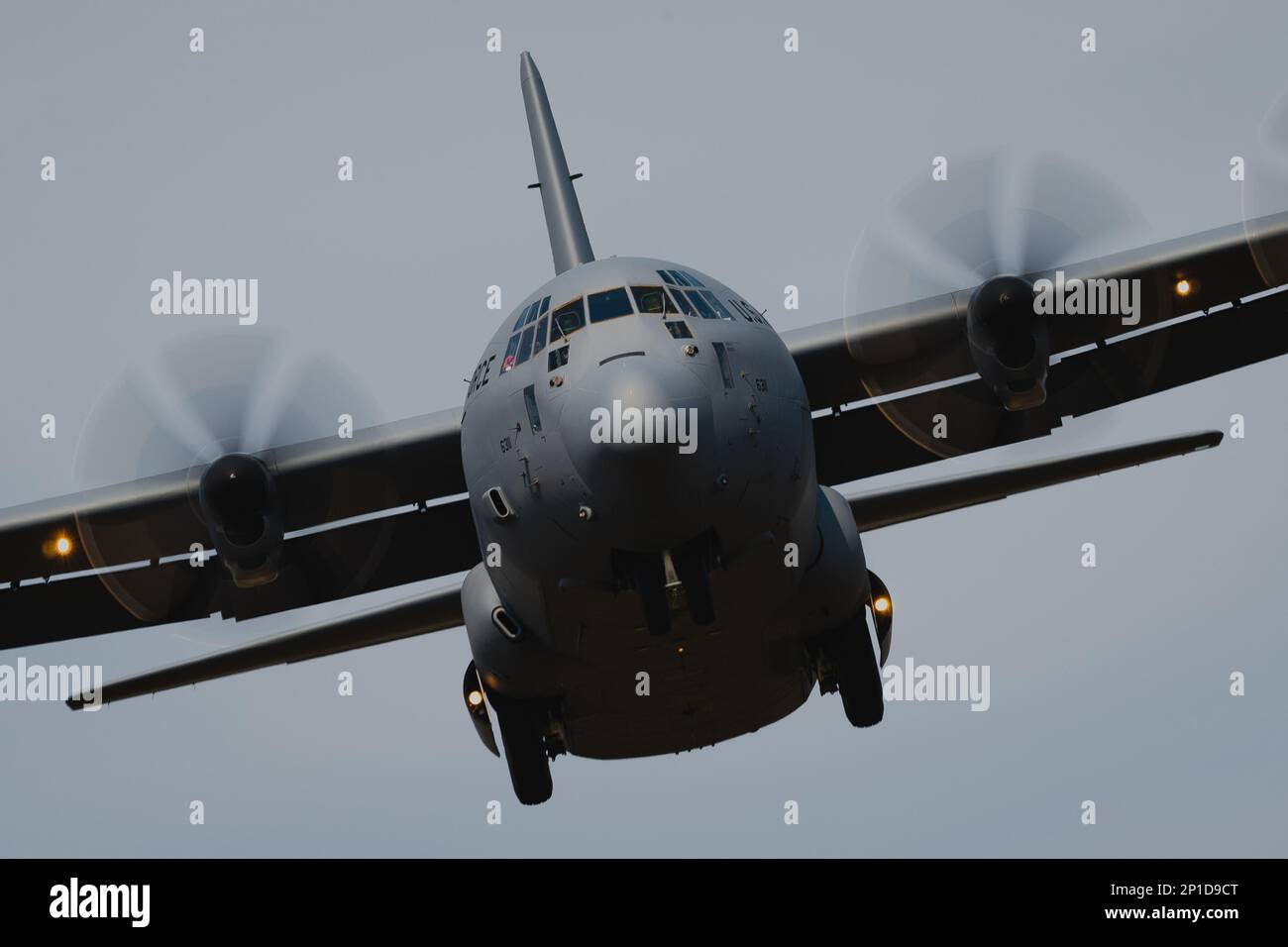 Ein C-130J Super Hercules-Flugzeug, das dem 19. Airlift Wing, Little Rock Air Force Base, Arkansas, zugewiesen ist, geht hinab nach MacDill AFB, Florida, 2. März 2023. Sieben C-130Js wurden zusammen mit den Flugbesatzungsmitgliedern sicher aus Little Rock AFB evakuiert, um supercell-Stürme zu vermeiden, die auf die Basis prallen. Evakuierungsmissionen sind eine Vorsichtsmaßnahme, die getroffen wird, um Schäden an Luftfahrzeugen und Personal bei schlechtem Wetter zu vermeiden. (USA Air Force Foto von Senior Airman Joshua Hastings) Stockfoto