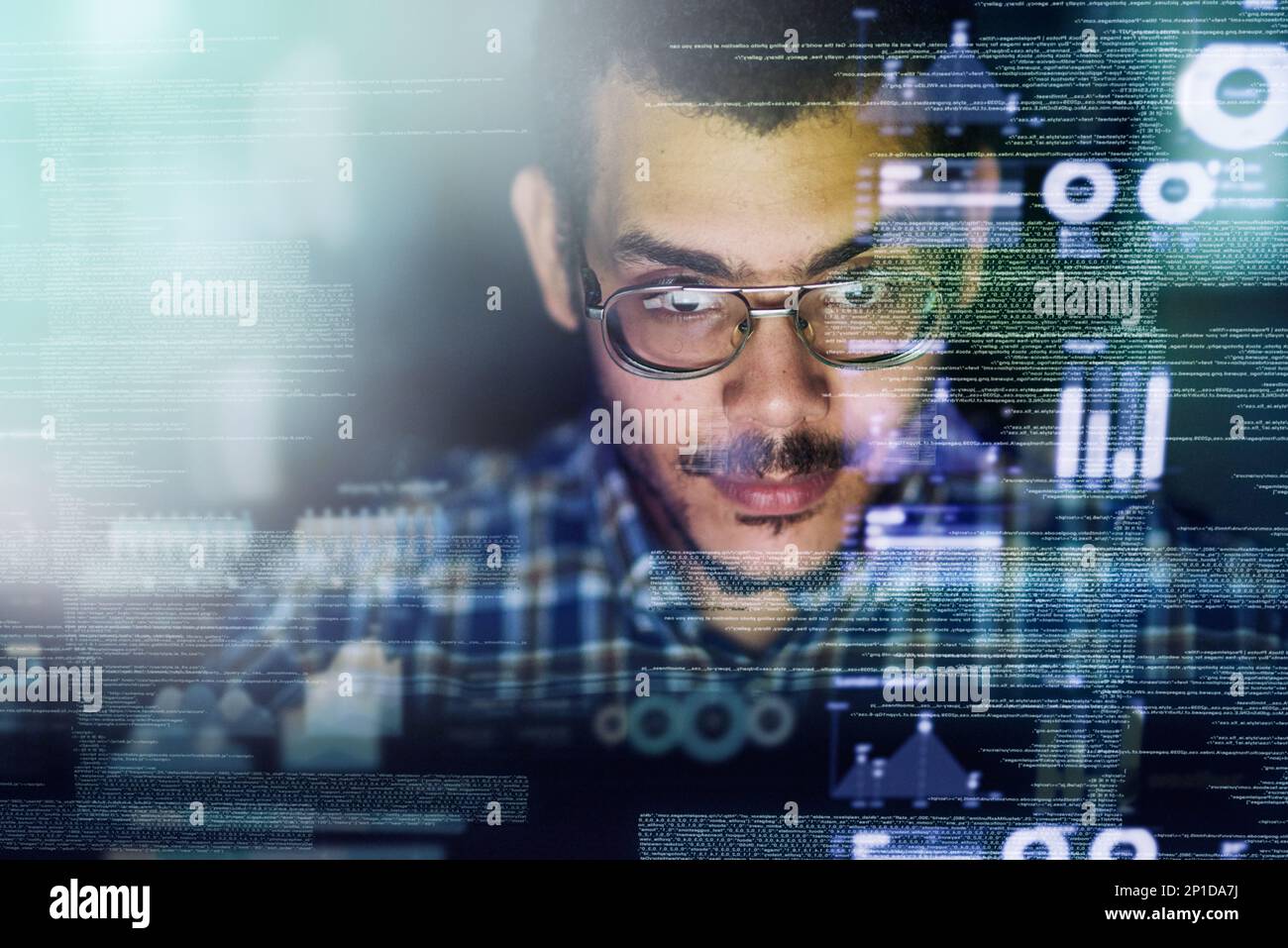 Debuggen einiger Codezeilen. Ausgeschnittene Aufnahme eines jungen Computerprogrammierers, der Daten durchschaut. Stockfoto