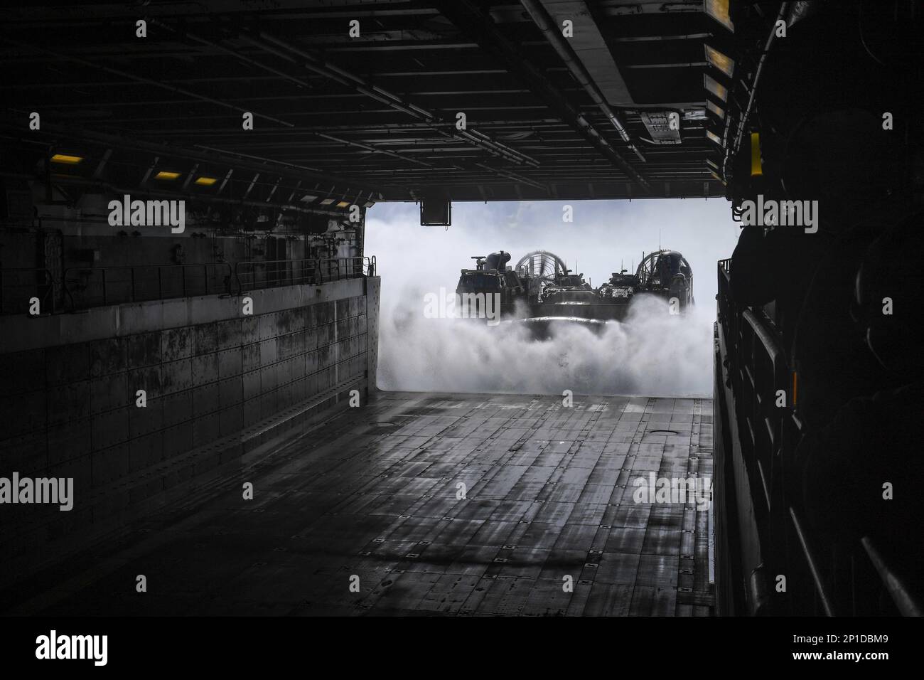 PHILIPPINE SEA (21. Februar 2023) – Ein Luftkissen (LCAC) eines Landungsfahrzeugs aus Naval Beach Unit (NBU) 7 landet auf dem Brunnendeck des Amphibienschiffs USS Green Bay (LPD 20). Green Bay ist im Einsatzgebiet der 7. Flotte tätig. 7. Fleet sind die USA Die größte Flotte der Navy, die mit einer Anzahl von Flotten ausgestattet ist, arbeitet regelmäßig mit Alliierten und Partnern zusammen, um eine freie und offene Region Indopazifik zu erhalten. (USA Marinefoto von Mass Communication Specialist 2. Class Matthew Cavenaile) Stockfoto