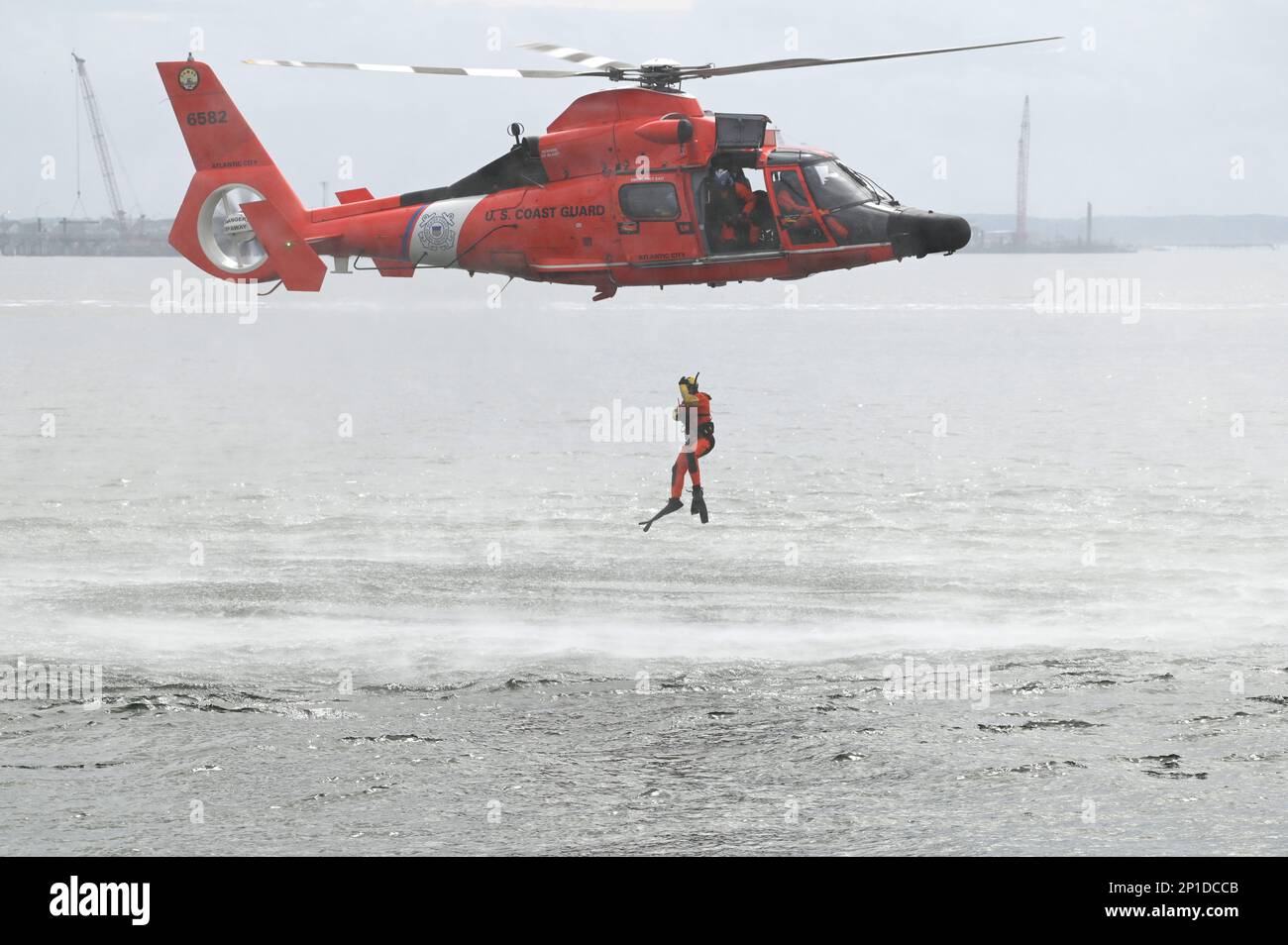 Mitarbeiter der Küstenwache nehmen an einer Such- und Rettungsübung mit anderen Agenturen während eines SAR-Forums am 3. März 2023 in der Nähe von Hampton Roads, Virginia, Teil Mehr als 150 Studenten, 35 Agenturen und 30 Boote von Strafverfolgungs- und Feuerwehrbehörden im Commonwealth of Virginia trafen sich und nahmen an der einwöchigen Veranstaltung Teil. USA Foto der Küstenwache von Petty Officer 2. Klasse Edward Wargo Stockfoto