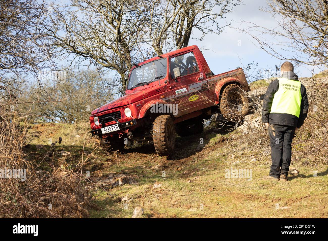 Februar 2023 - Red Suzuki Jimny SJ nimmt an einem nADWC-Geländeversuch in Chewton Mendip in Somerset, Großbritannien, Teil. Stockfoto