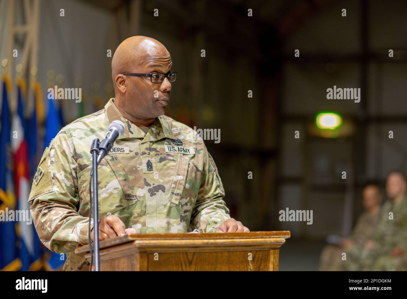 USA Generalmajor Ricardo Saunders, der ranghöchste Berater des Befehlshabers des 143. Expeditionary Sustainment Command, hält die Gastrede während einer Einführungszeremonie für nicht kommissionierte Offiziere (NCO) in Camp Buehring, Kuwait, am 18. Februar 2023. Die NCO-Einführungszeremonie ist eine Feier des neu beförderten Eintritts in die Reihen eines professionellen, nicht kommissionierten Offizierskorps und betont und baut auf dem Stolz auf, den alle Mitglieder eines solchen Elitekorps teilen. Die Zeremonie dient auch den Männern und Frauen des NCO Corps, die mit Stolz und Auszeichnung gedient haben. Stockfoto