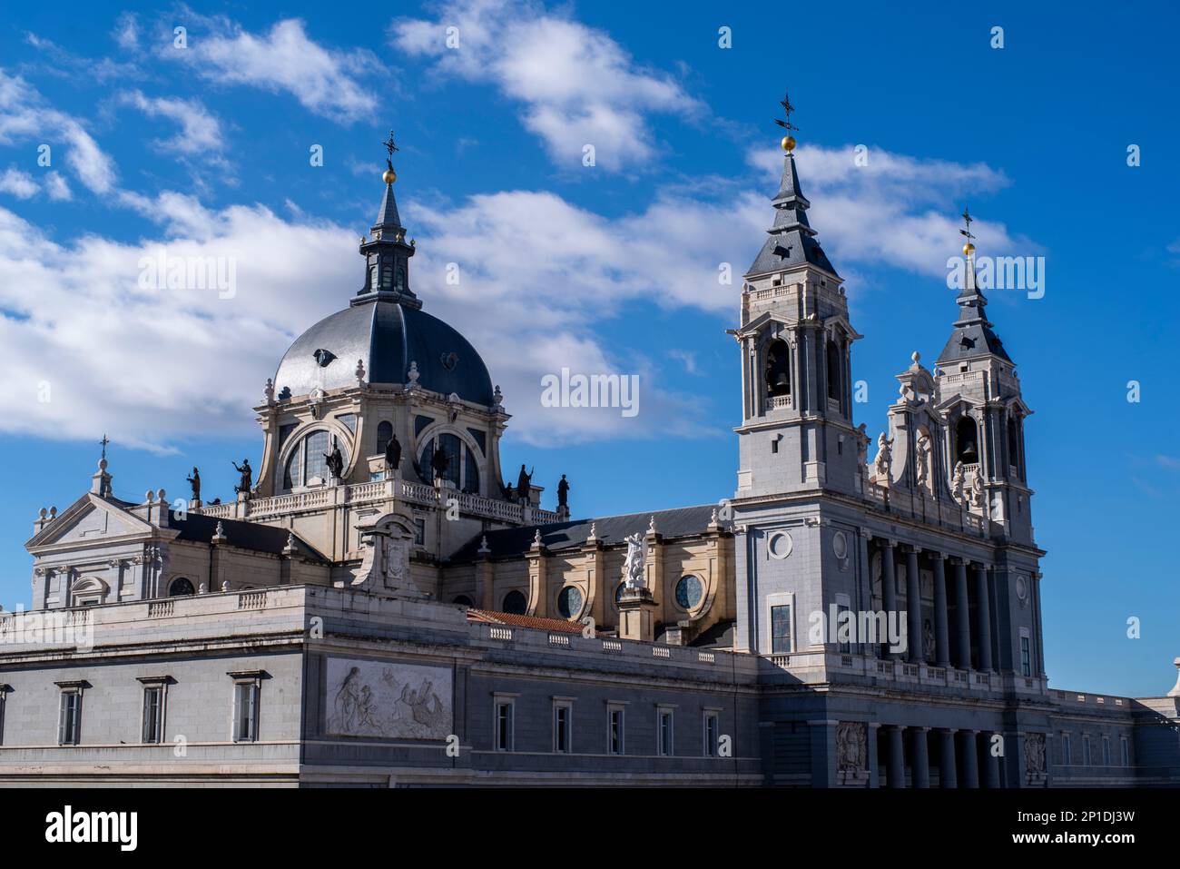 Die Kirche Santa María la Real de la Almudena, Madrid, Spanien. Stockfoto