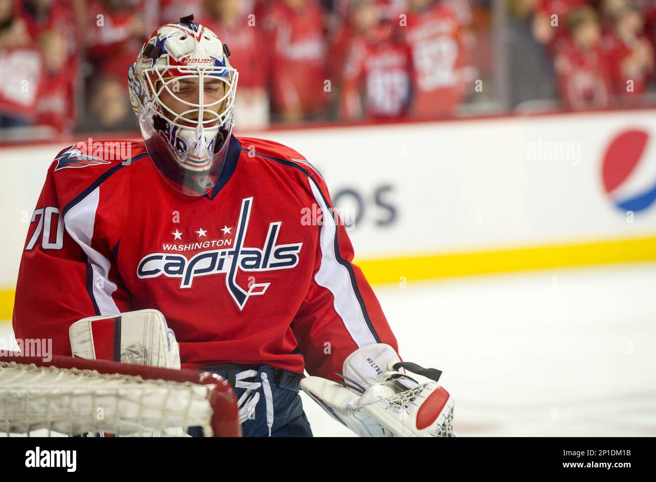 May 07, 2016: Washington Capitals goalie Braden Holtby (70) looks on prior to game five of The National Hockey League Eastern Conference Second Round game between The Washington Capitals and The Pittsburgh Penguins at The Verizon Center in Washington DC. Mandatory credit: Kostas Lymperopoulos/CSM (Cal Sport Media via AP Images) Stockfoto
