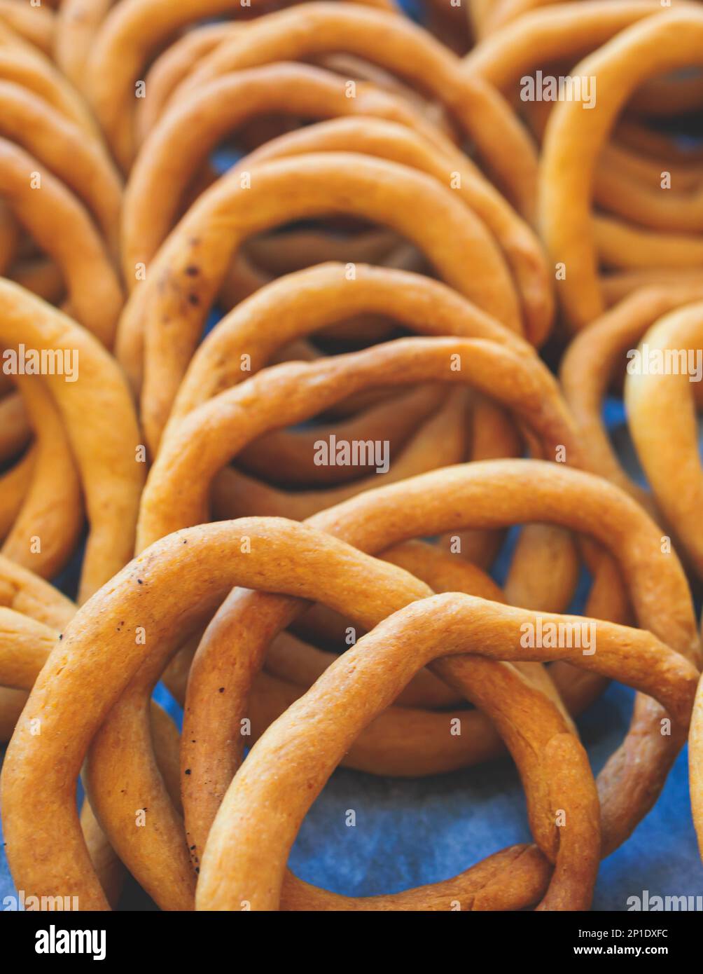 Traditionelles griechisches Sesambrot Ringe Snack Gebäck, Koulouri Thessalonikis mit verschiedenen Geschmacksrichtungen zum Verkauf in einem lokalen Bäckereikiosk in Athen, GRE Stockfoto