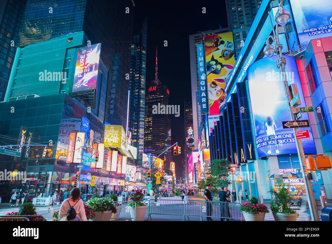 Wunderschöner Nachtsicht auf den Time Square am Broadway mit Wanderern vor dem Hintergrund von Wolkenkratzern mit leuchtenden Werbeträgern. New York. USA. Stockfoto