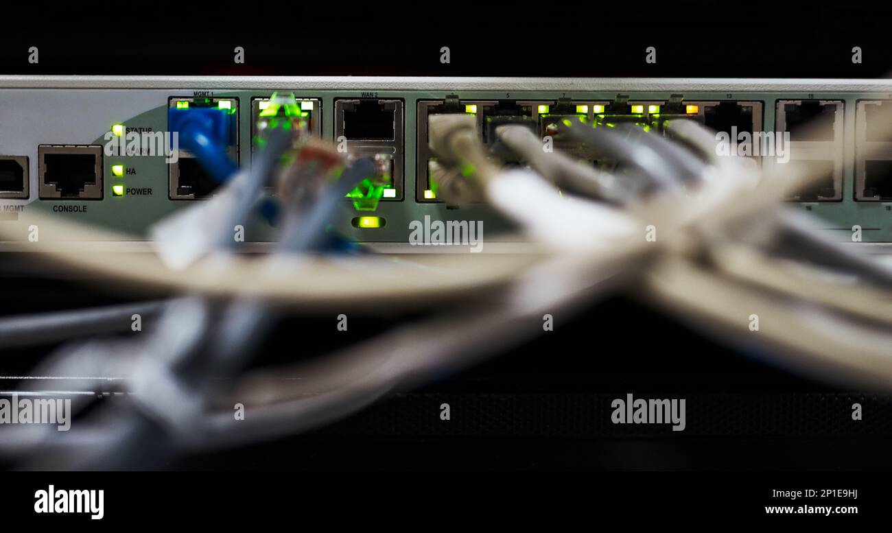 Funktionalität und Zweck. Ausgeschnittene Aufnahme des Inneren eines Computers, dessen gesamte Verkabelung sich in einem Serverraum befindet. Stockfoto