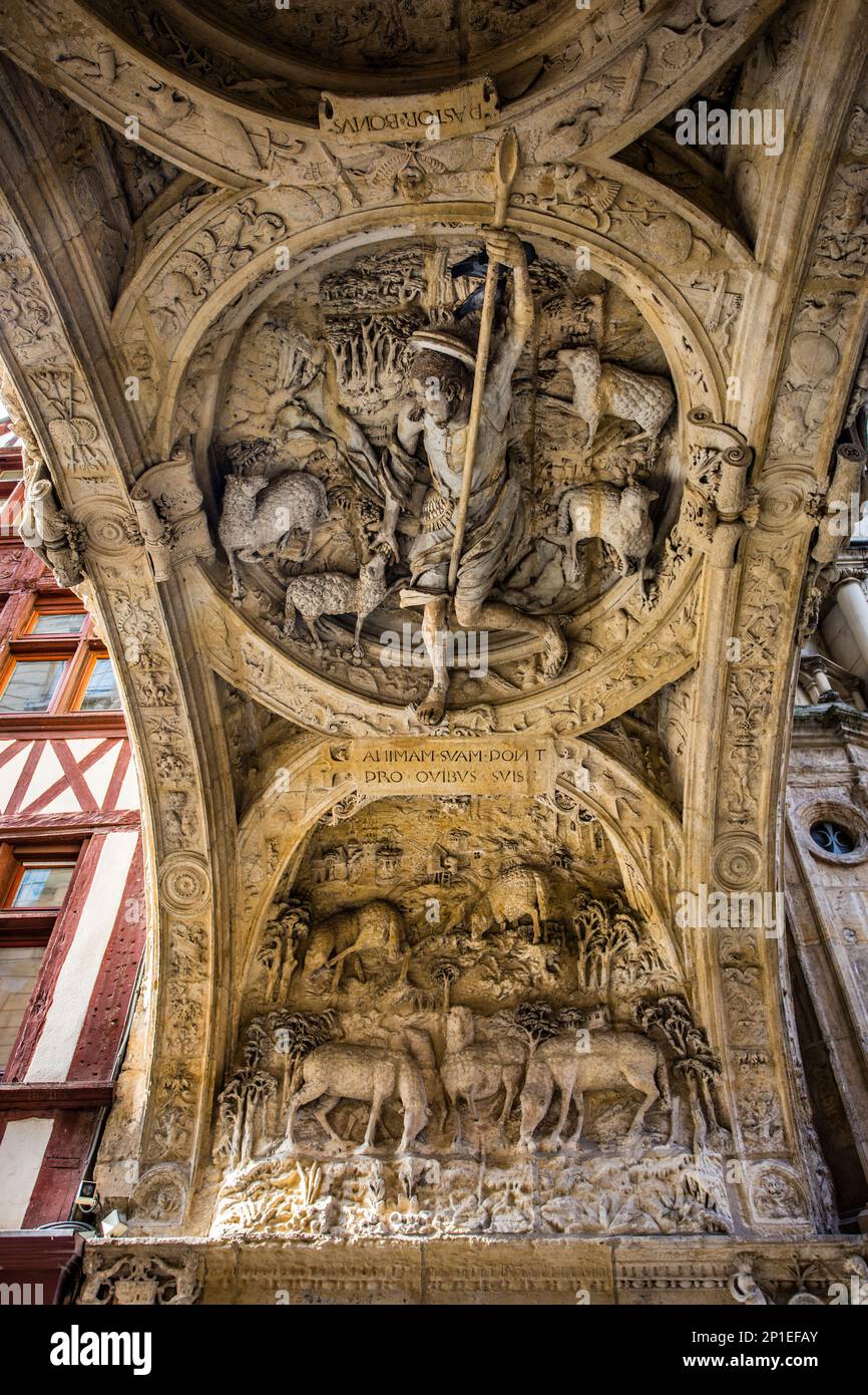 Der skulpturierte Bogen unter der Gros Horloge, die große Uhr in Rouen, die Kreuzung des Renaissance-Bogens, die Unterseite des Tresors, reich geformt, zeigt uns hinein Stockfoto