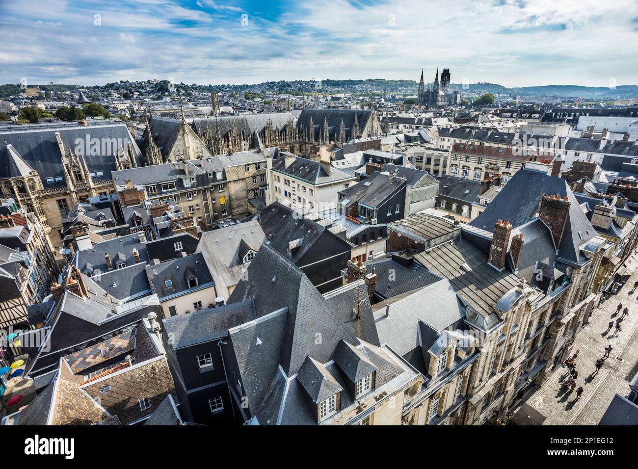 Blick über die Dächer von Rouen vom Glockenturm des Gros Horloge, Blick auf die gotische Architektur des Palais de Justie, des Rouen Courthous Stockfoto