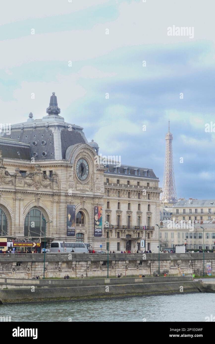Paris, Frankreich. Februar 19. 2023. Nationales Kunstmuseum vom Anfang des 20. Jahrhunderts. Musée d'Orsay und Eiffelturm. Stockfoto