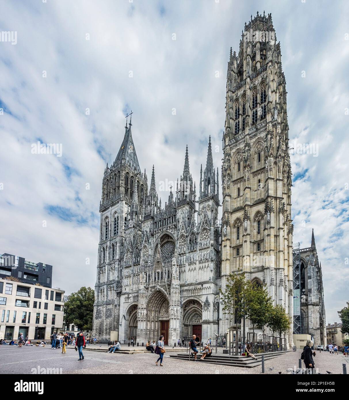 westfront und Portal der Kathedrale von Rouen mit Saint-Romain-Turm und Butter-Turm, über einen Zeitraum von mehr als achthundert Jahren gebaut und wiederaufgebaut, h Stockfoto
