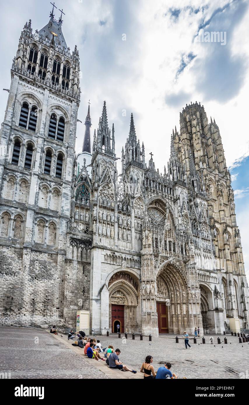 westfront und Portal der Kathedrale von Rouen mit Saint-Romain-Turm und Butter-Turm, über einen Zeitraum von mehr als achthundert Jahren gebaut und wiederaufgebaut, h Stockfoto