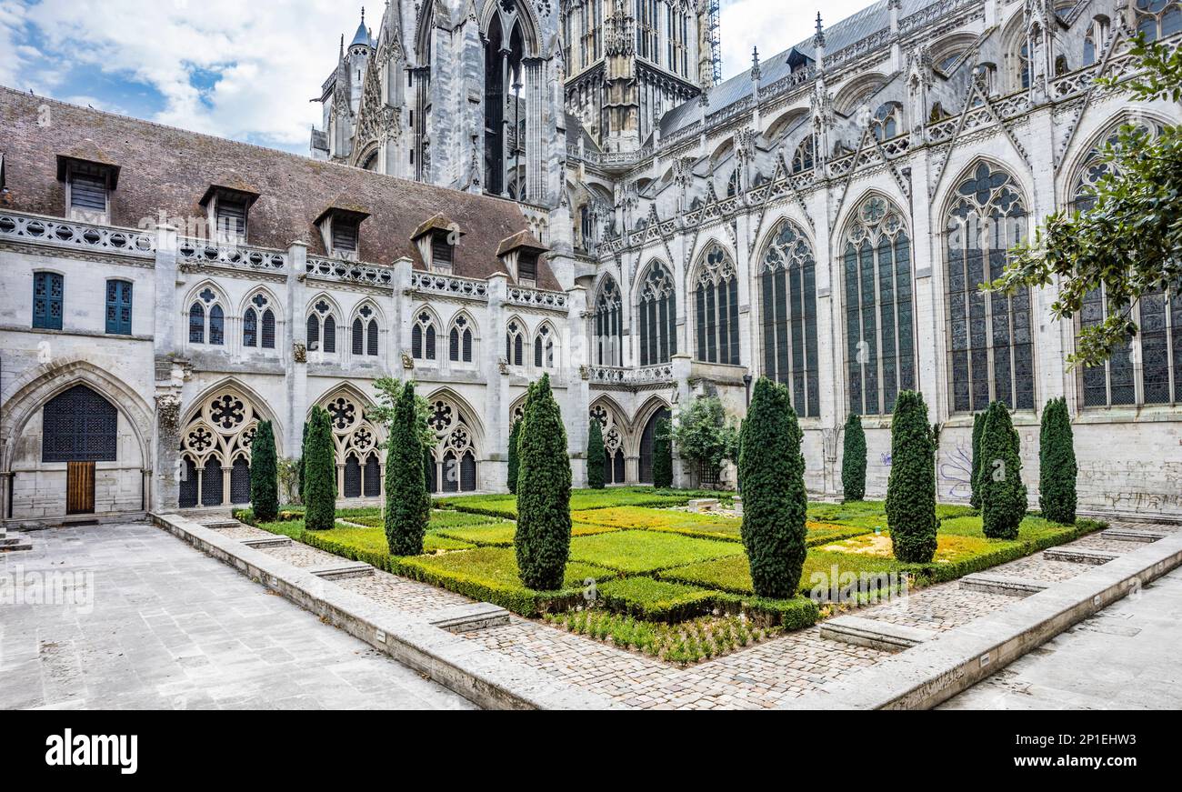 Garten des Klosterhofs, heute bekannt als Cour d’Albane, auf der Nordseite der Kathedrale von Rouen, Rouen, Normandie, Frankreich Stockfoto