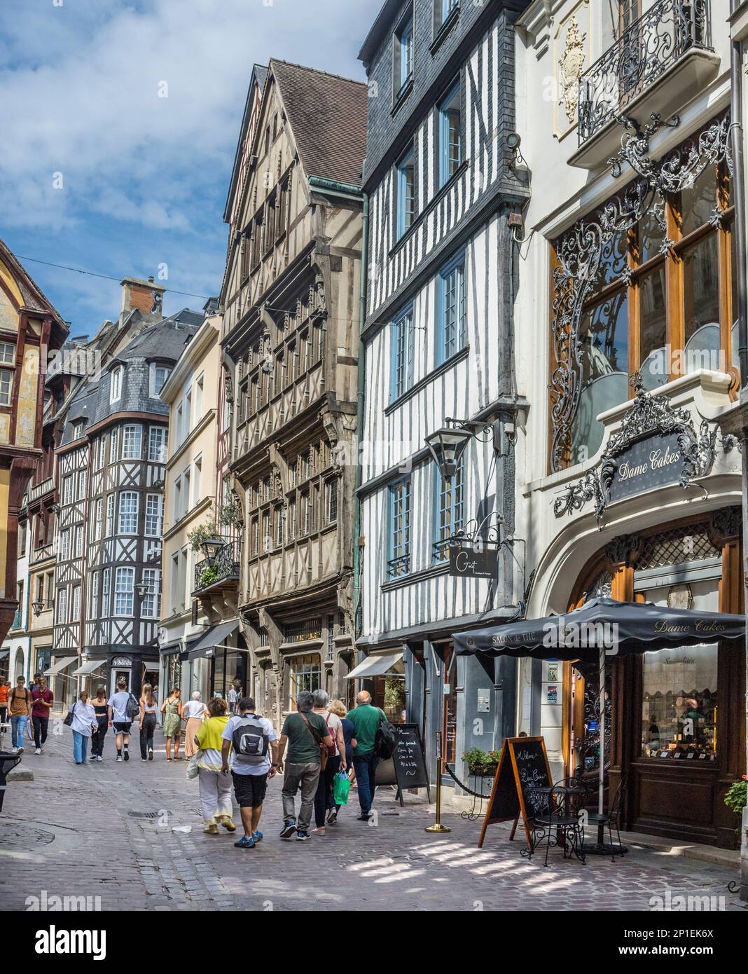 Historische Gebäude entlang der engen, gepflasterten Rue Saint-Romain im mittelalterlichen Zentrum von Rouen, Normandie, Frankreich Stockfoto