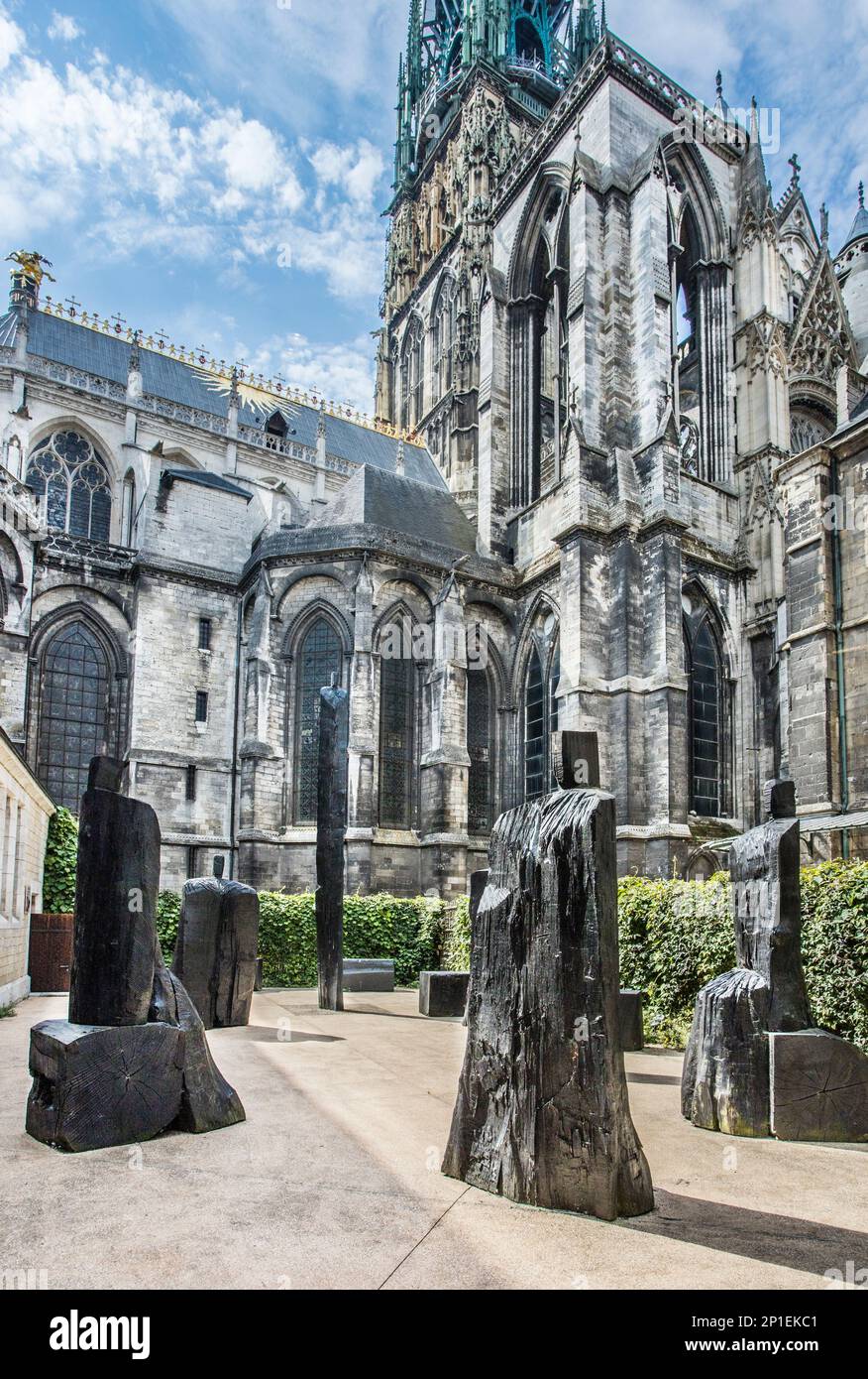 Skulpturengruppe mit dem Titel „Danse le ténèbrs“ ( in the dark) vom Bildhauer Christan Lapie in der Kathedrale von Rouen, Normandie, Frankreich Stockfoto