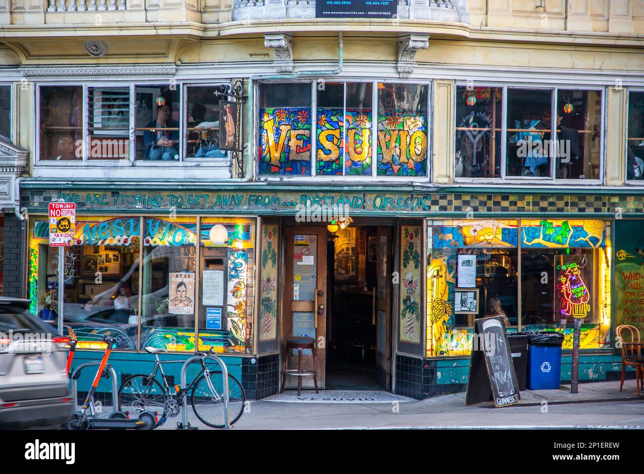 Das Vesuvio Cafe befindet sich an der Ecke Columbus und Jack Kerouac Alley (ehemals Adler) am Rande von North Beach und neben Chinatwon. Es wurde Popu gemacht Stockfoto
